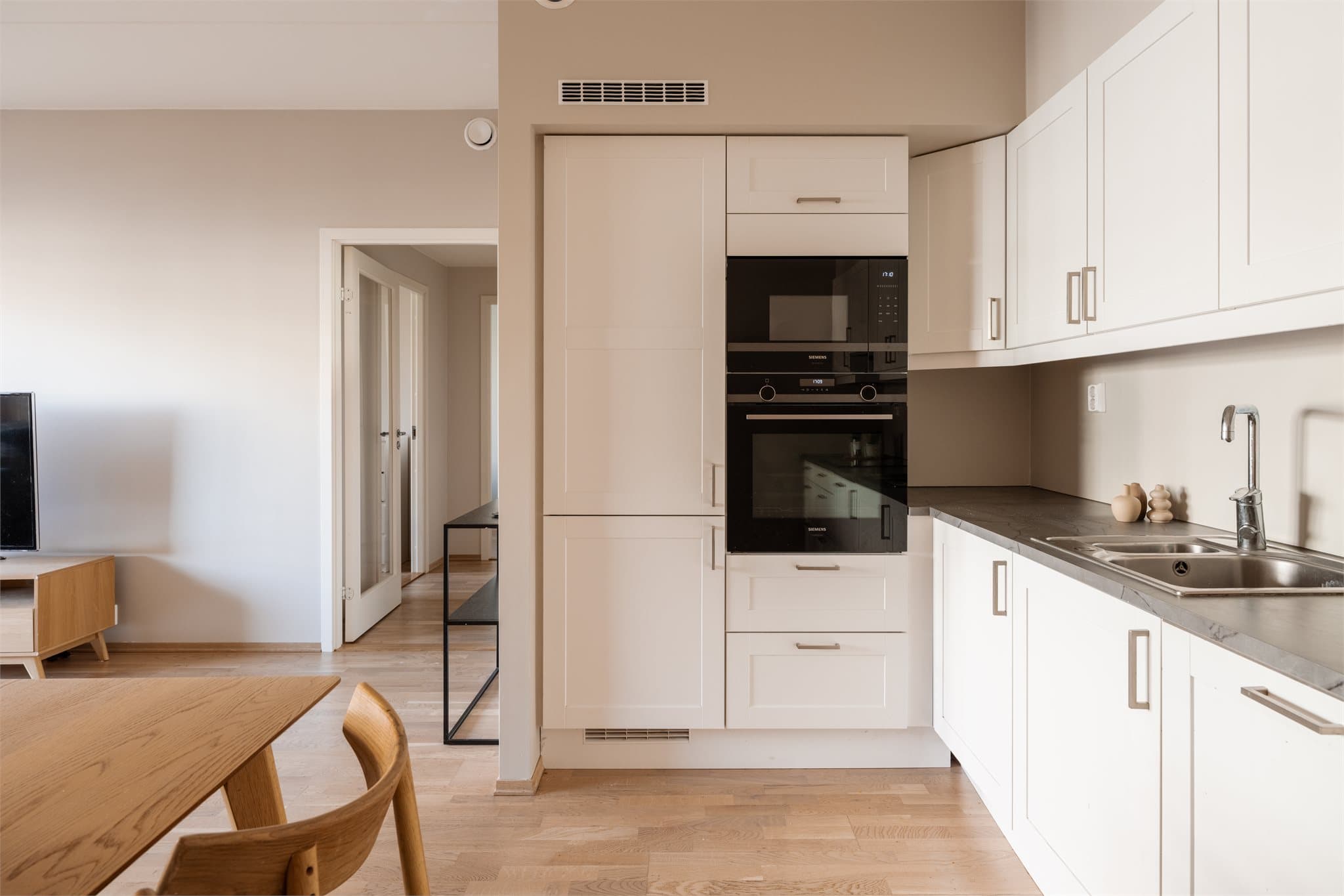 Kjøkkenet fremstår stilrent og moderne.