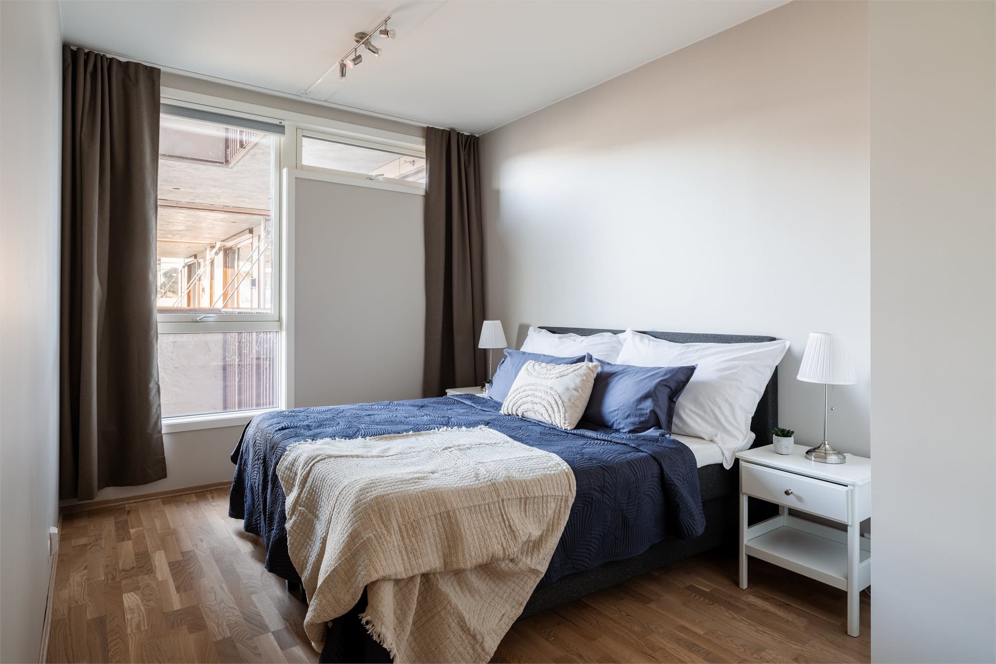 Soverommet har god plass til dobbeltseng med tilhørende nattbord.