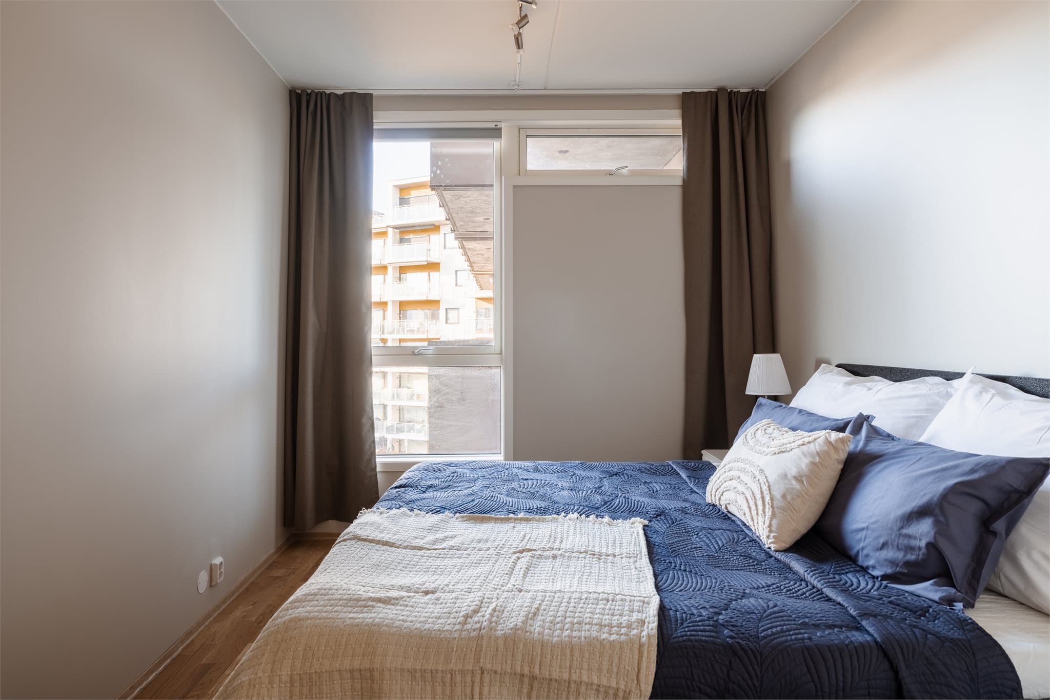 Også soverommene har eikeparkett og vannbåren gulvvarme.