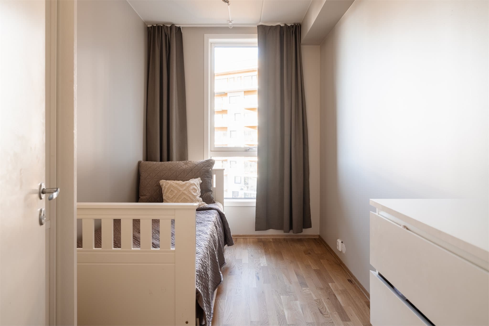 Det andre soverommet egner seg godt som barnerom, gjesterom eller kontor.