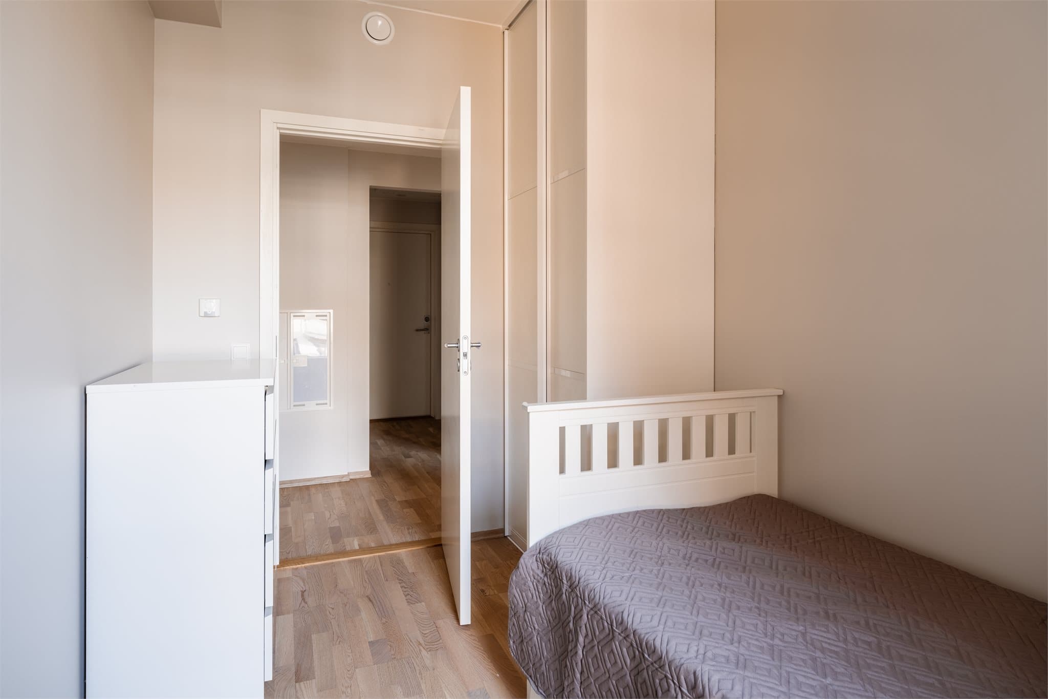 Dette rommet er også utstyrt med et praktisk garderobeskap.