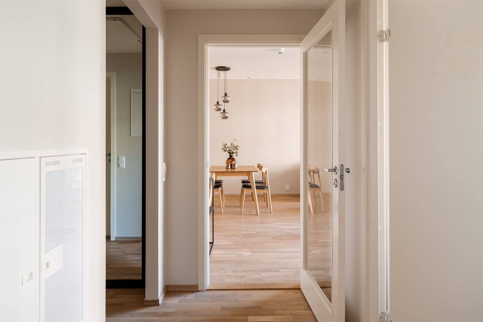 Entréen gir et godt førsteinntrykk med downlights i taket og god plass til oppbevaring.