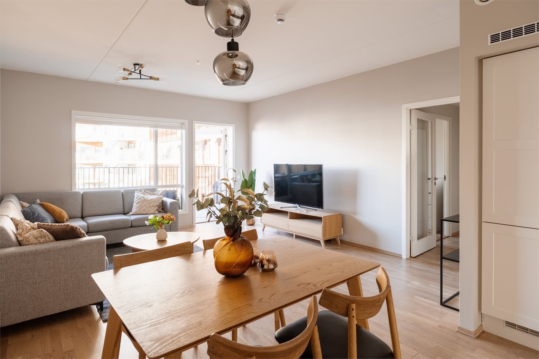 Den åpne stuen har en sjenerøs takhøyde på 2,7 meter og gjennomgående eikeparkett.