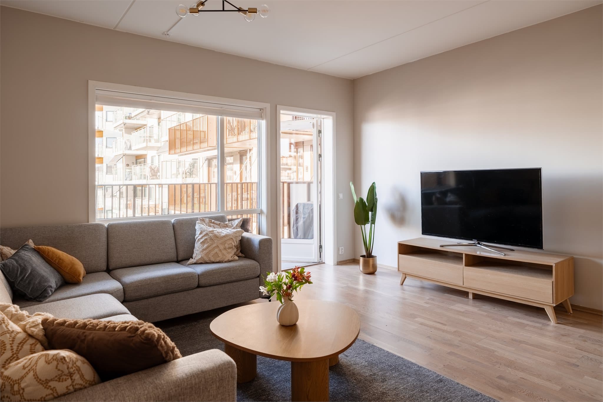 Store vindusflater med 3-lags isolerglass fra 2021 sørger for godt lysinnslipp og god isolering.