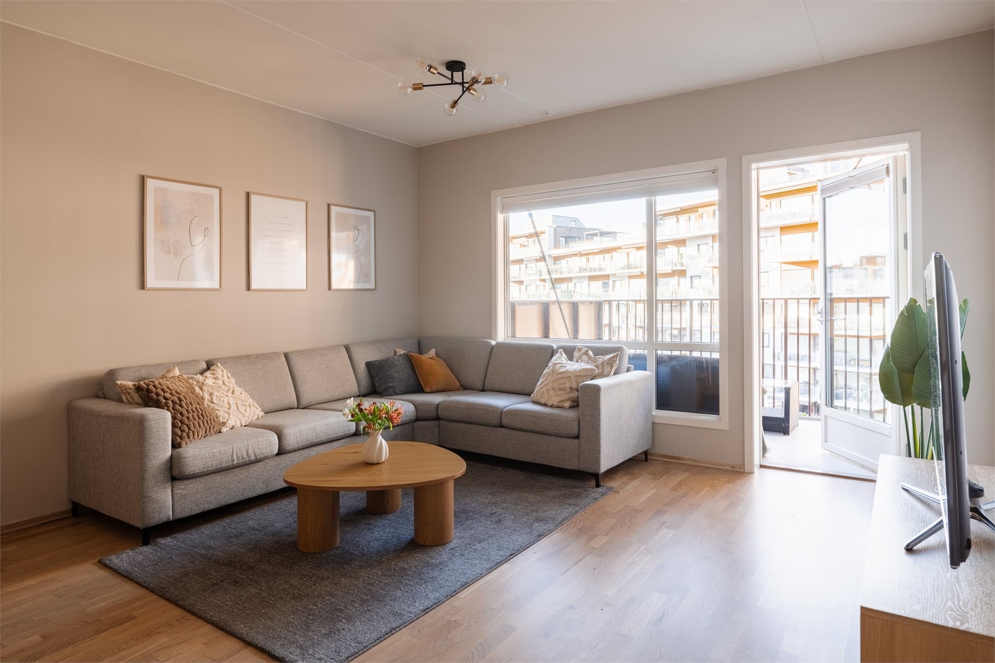 Den åpne løsningen gir fleksible møbleringsmuligheter og plass til både sofagruppe og spisebord.