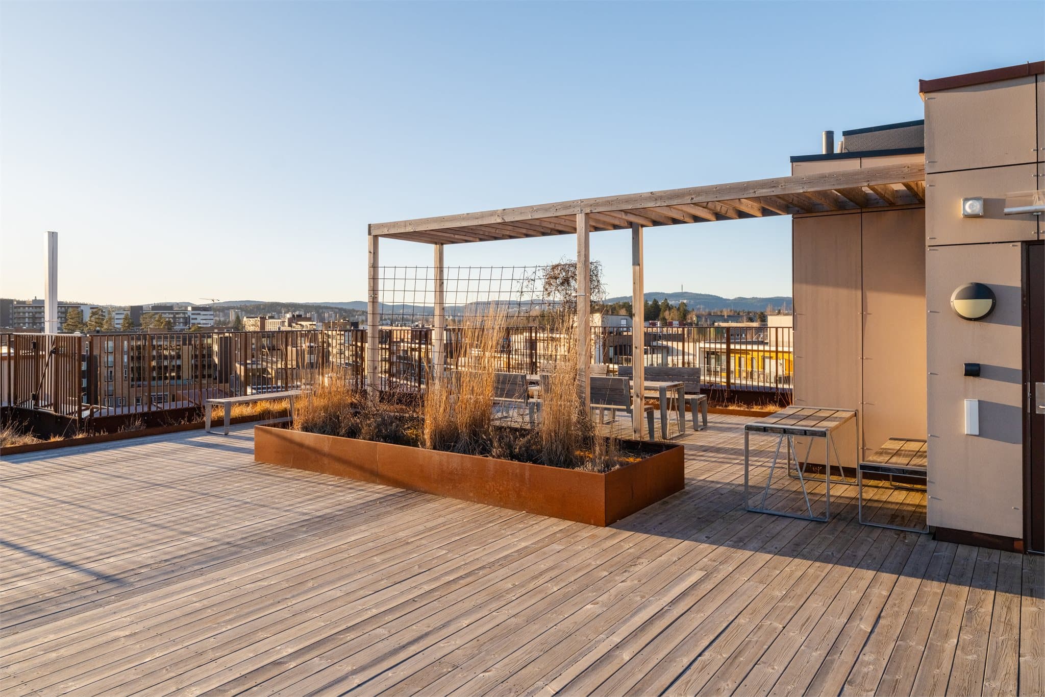 Borettslaget har en stor, felles takterrasse med gode solforhold og sittegrupper.