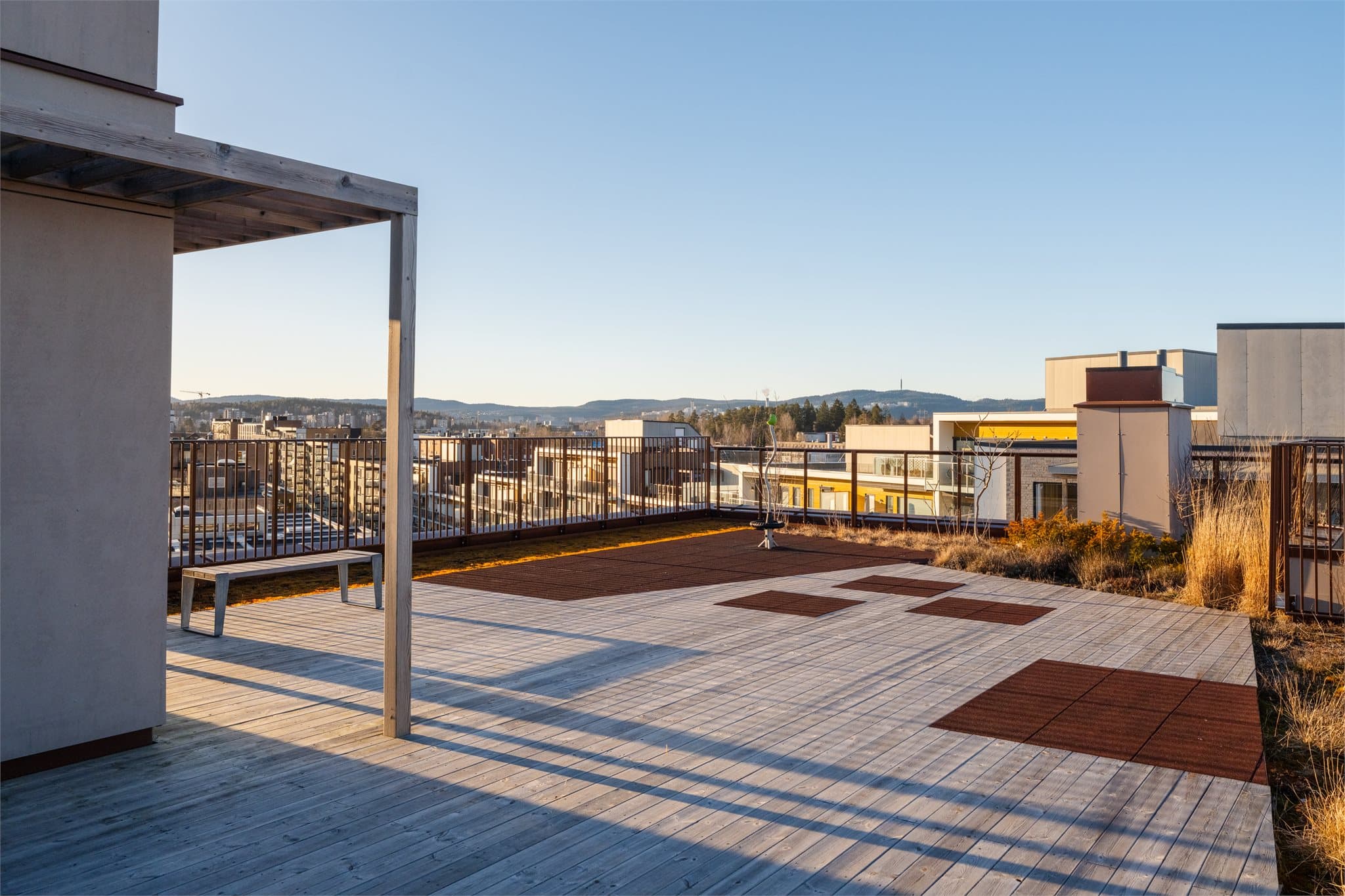 Fra takterrassen er det en åpen utsikt og sol hele dagen.