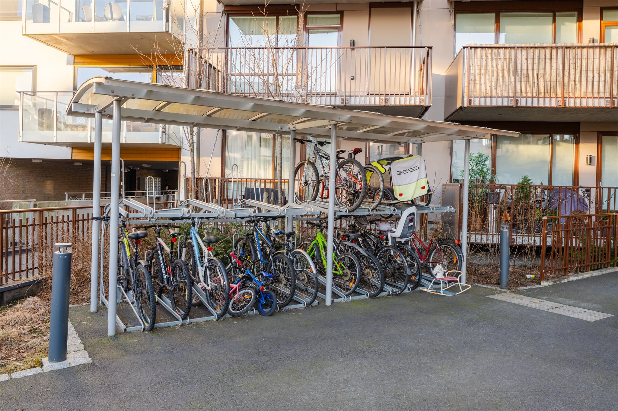 Det er tilrettelagt for trygg og praktisk sykkelparkering i fellesarealene.