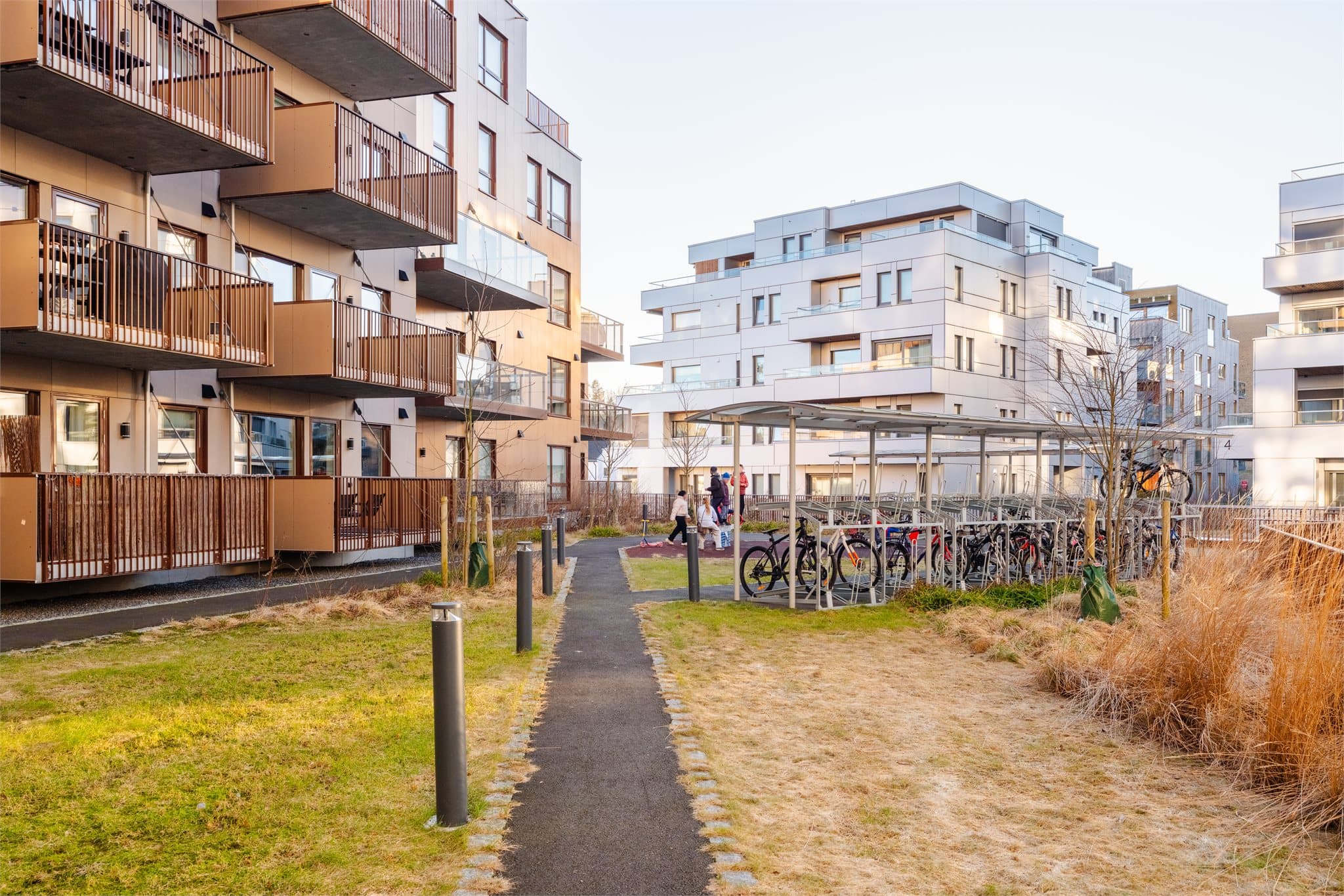 Leiligheten ligger tilbaketrukket og skjermet fra trafikk, med pent opparbeidede grøntområder.