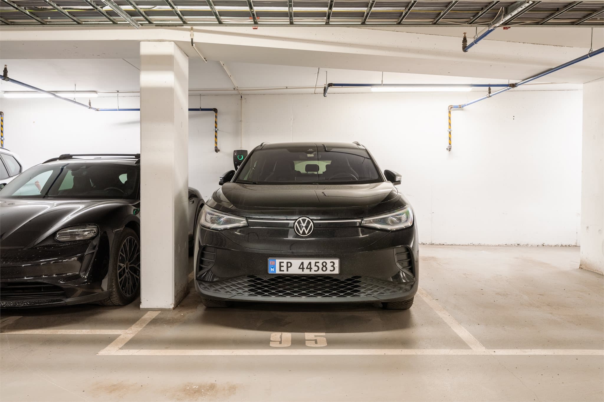 Det medfølger en fast garasjeplass i felles anlegg, med heisadkomst direkte opp til leiligheten.