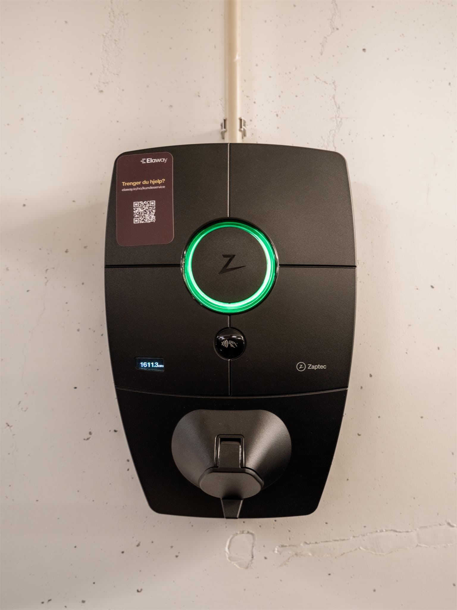 Garasjeplassen er utstyrt med egen elbillader. I tillegg disponerer leiligheten en bod på 5 m².