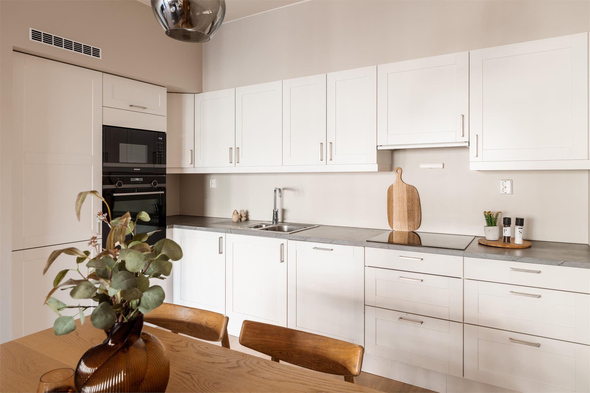 Godt med skap- og benkeplass gir gode arbeidsforhold på kjøkkenet.