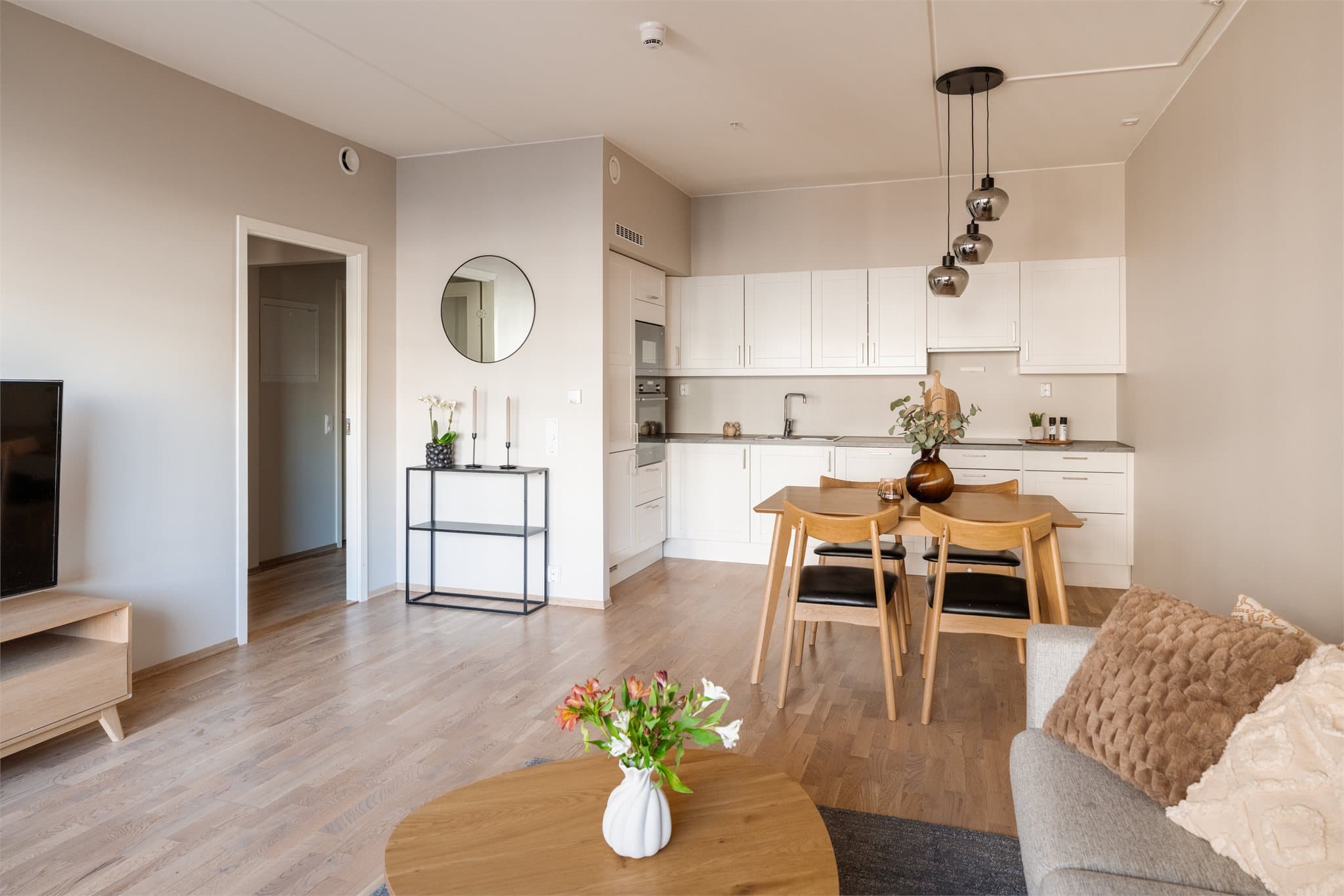 Vannbåren gulvvarme er gjennomgående i alle oppholdsrom og gir en jevn og behagelig temperatur.