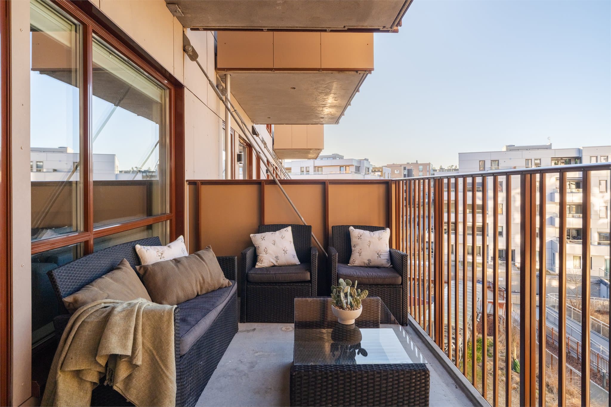 Fra stuen er det utgang til en vestvendt balkong på 9 m² med god plass til en sittegruppe.