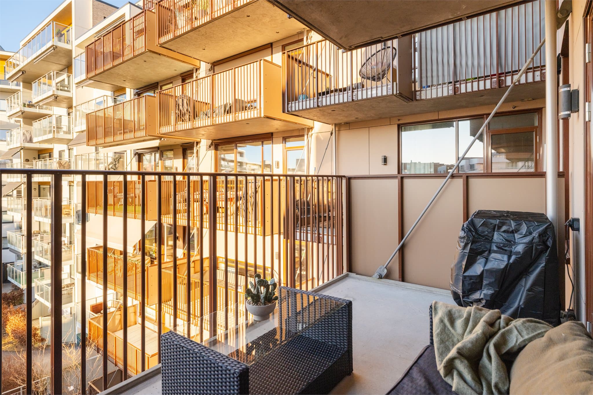 God plass til grill og øvrig møblement.