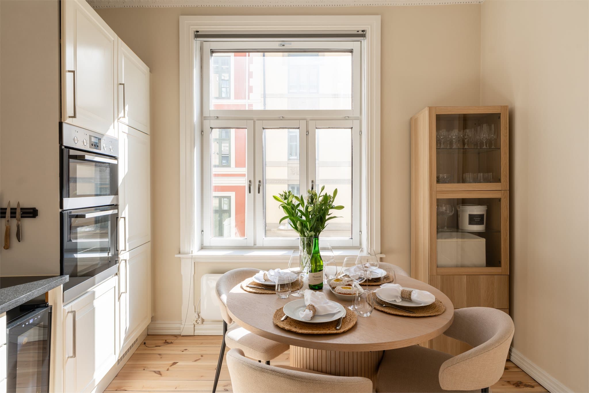 En hyggelig spiseplass på kjøkkenet, med plass til både frokost og middager.