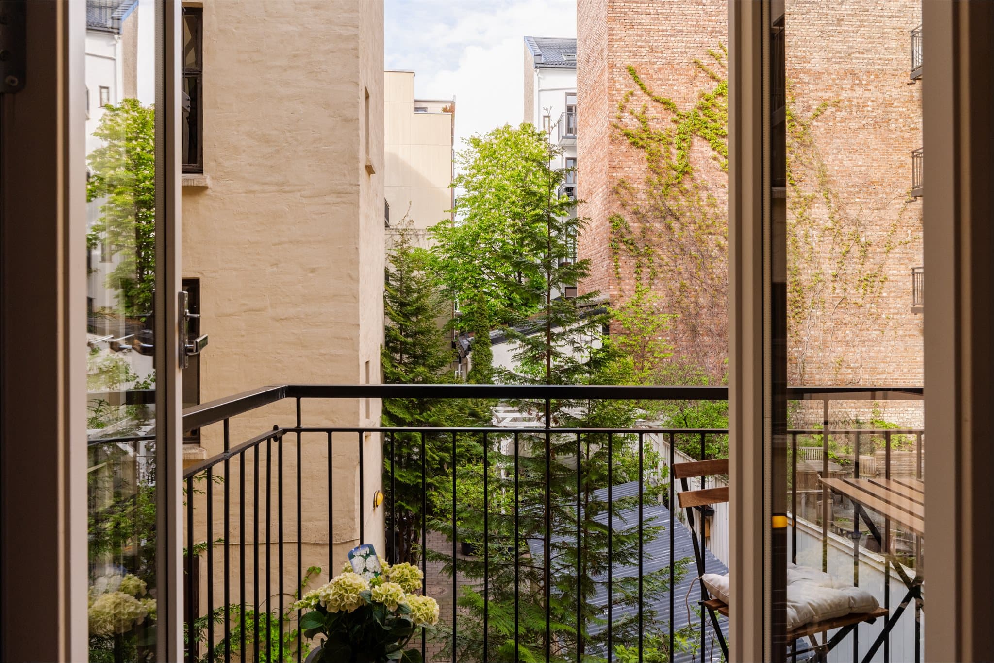 Balkong på cirka 5 m² med utsikt over den felles bakgården. Balkongen nås fra hovedsoverommet.