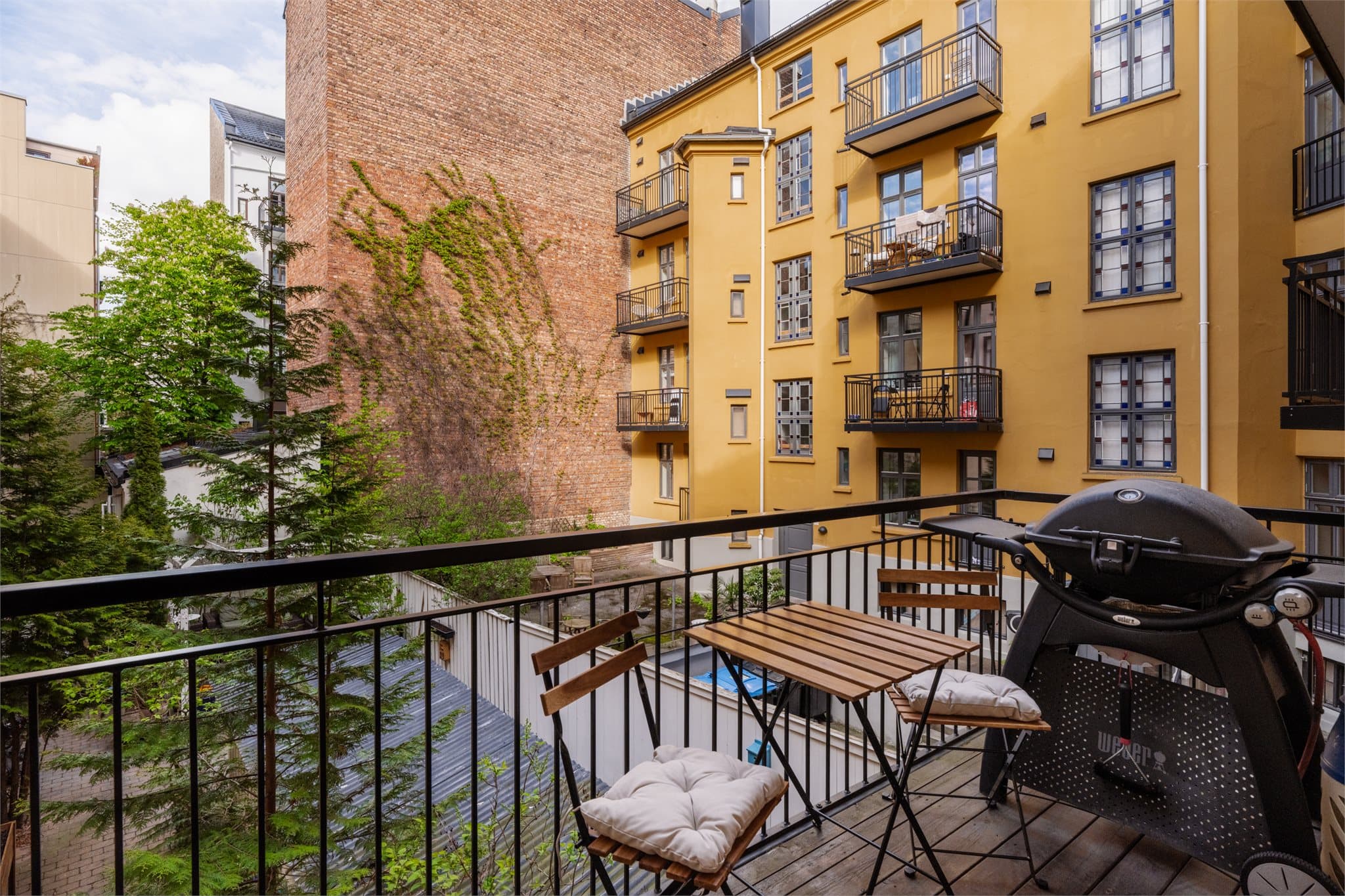Til tross for leilighetens sentrale beliggenhet mellom St. Hanshaugen og Bislett, har boligen en hyggelig og skjermet balkong på ca. 5 m² med nordøstvendt orientering.