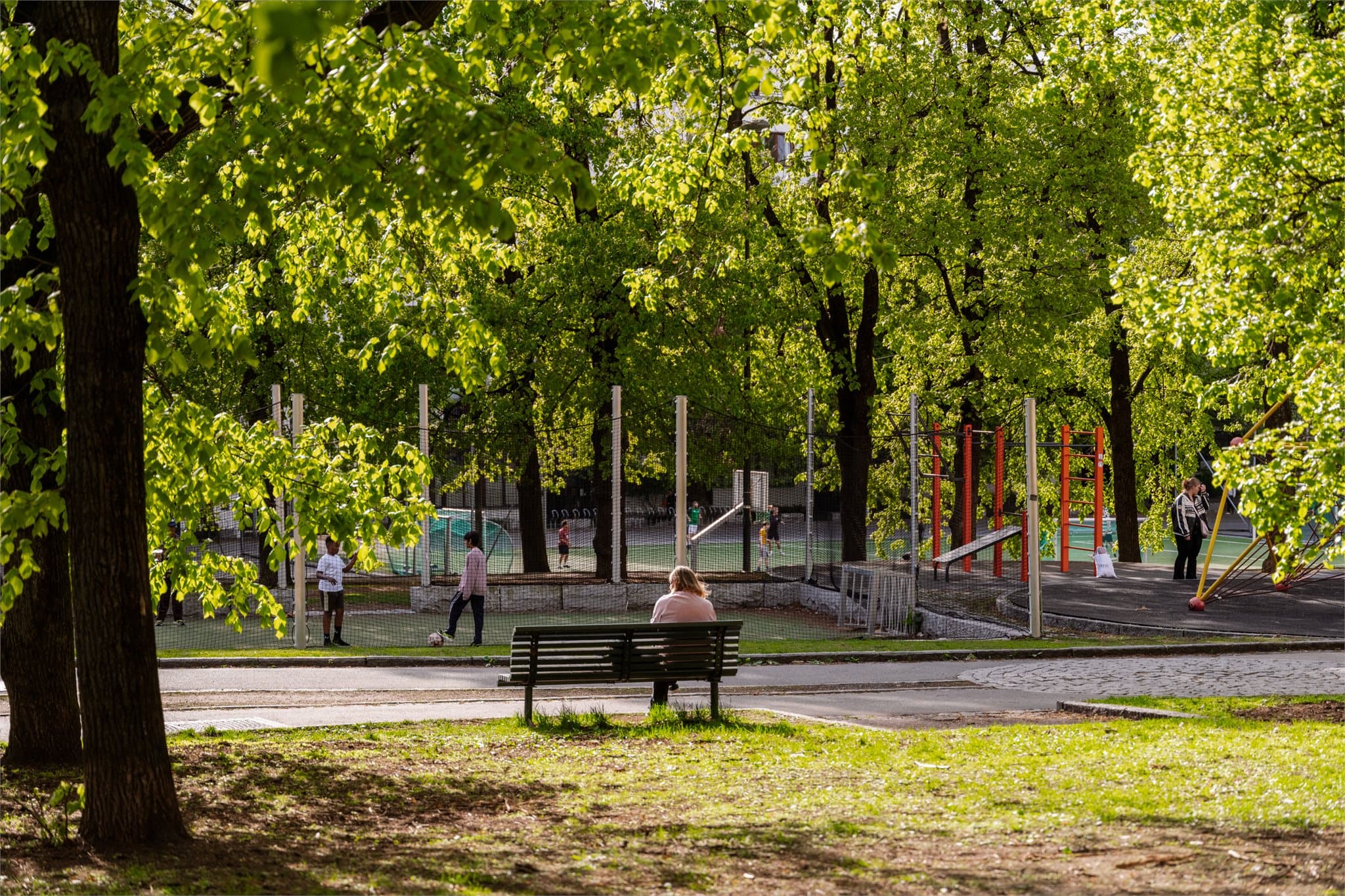 Nærområdet byr på flere grønne lunger, som St. Hanshaugen park og Stensparken, for rekreasjon og aktivitet.