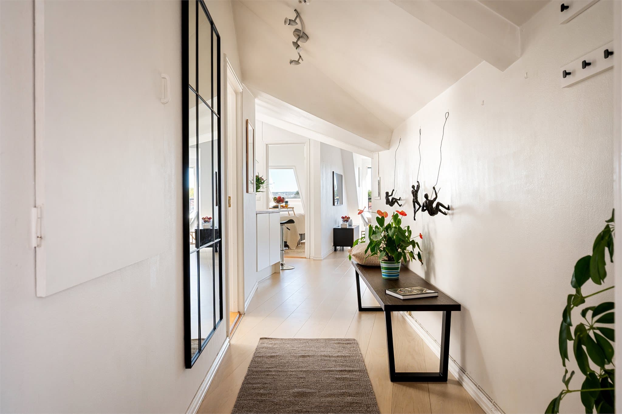 Fra felles trapperom med heis kommer du inn i en lys og åpen entré.