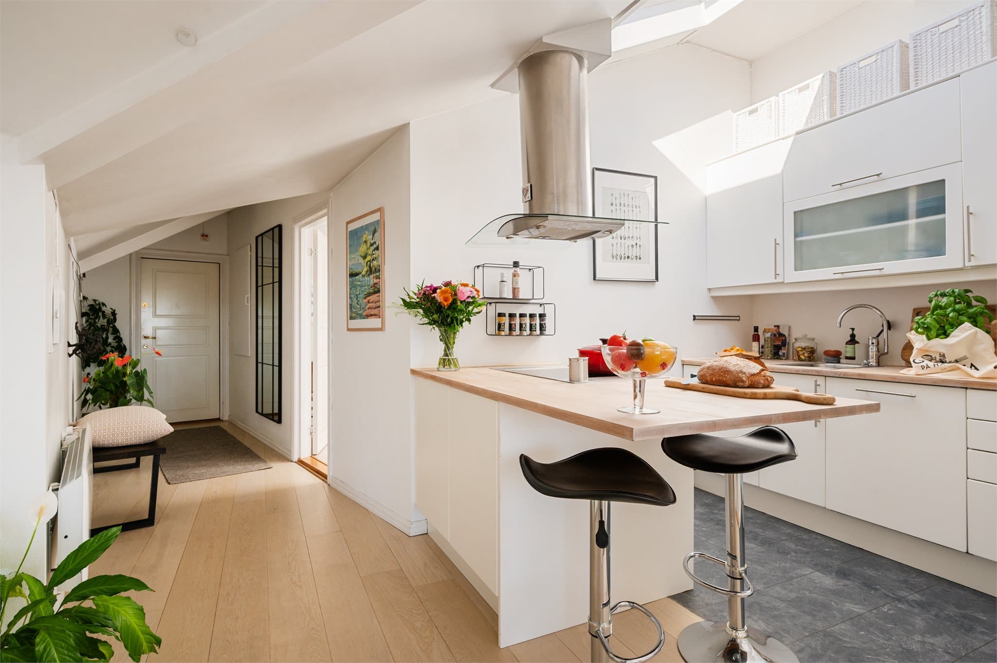 Leiligheten har et sosialt og velutstyrt kjøkken med en praktisk kjøkkenøy.