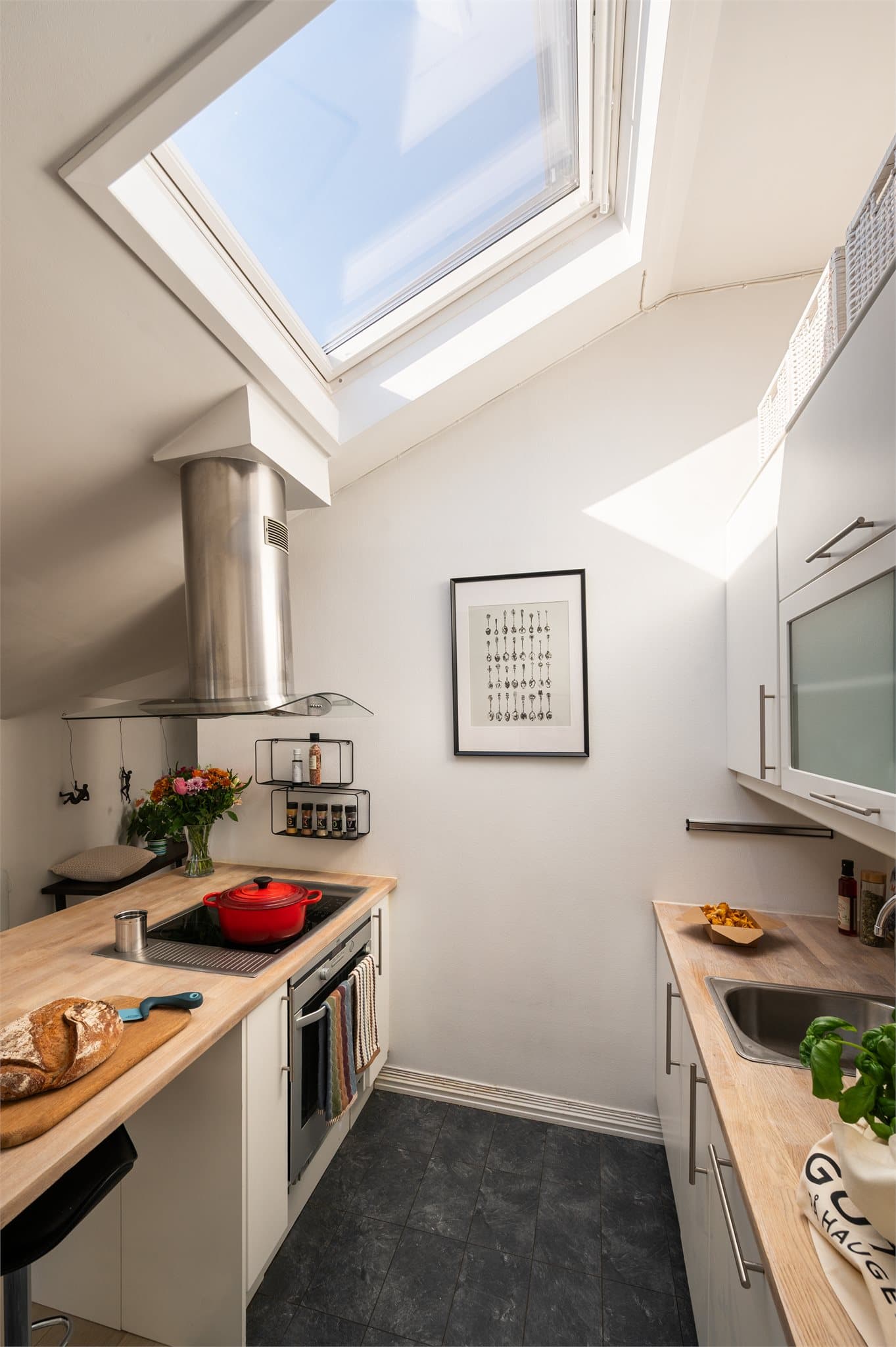 Et takvindu, antatt fra 2015, gir rikelig med naturlig lys over arbeidsflatene.