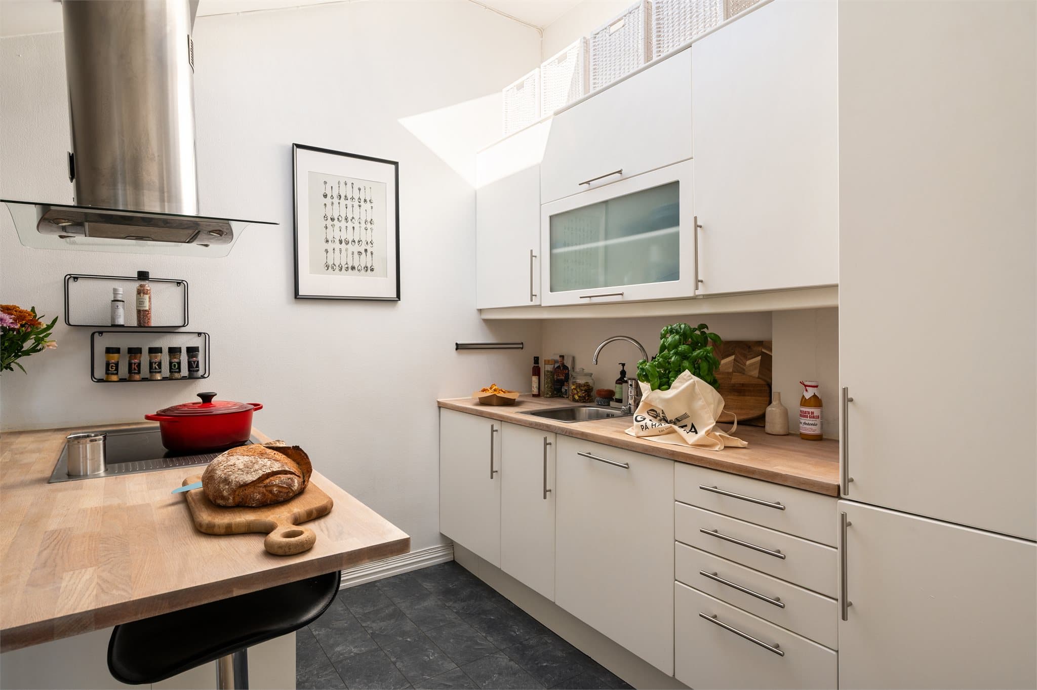 Her er det integrert stekeovn, induksjonstopp, oppvaskmaskin og kjøl-/fryseskap.