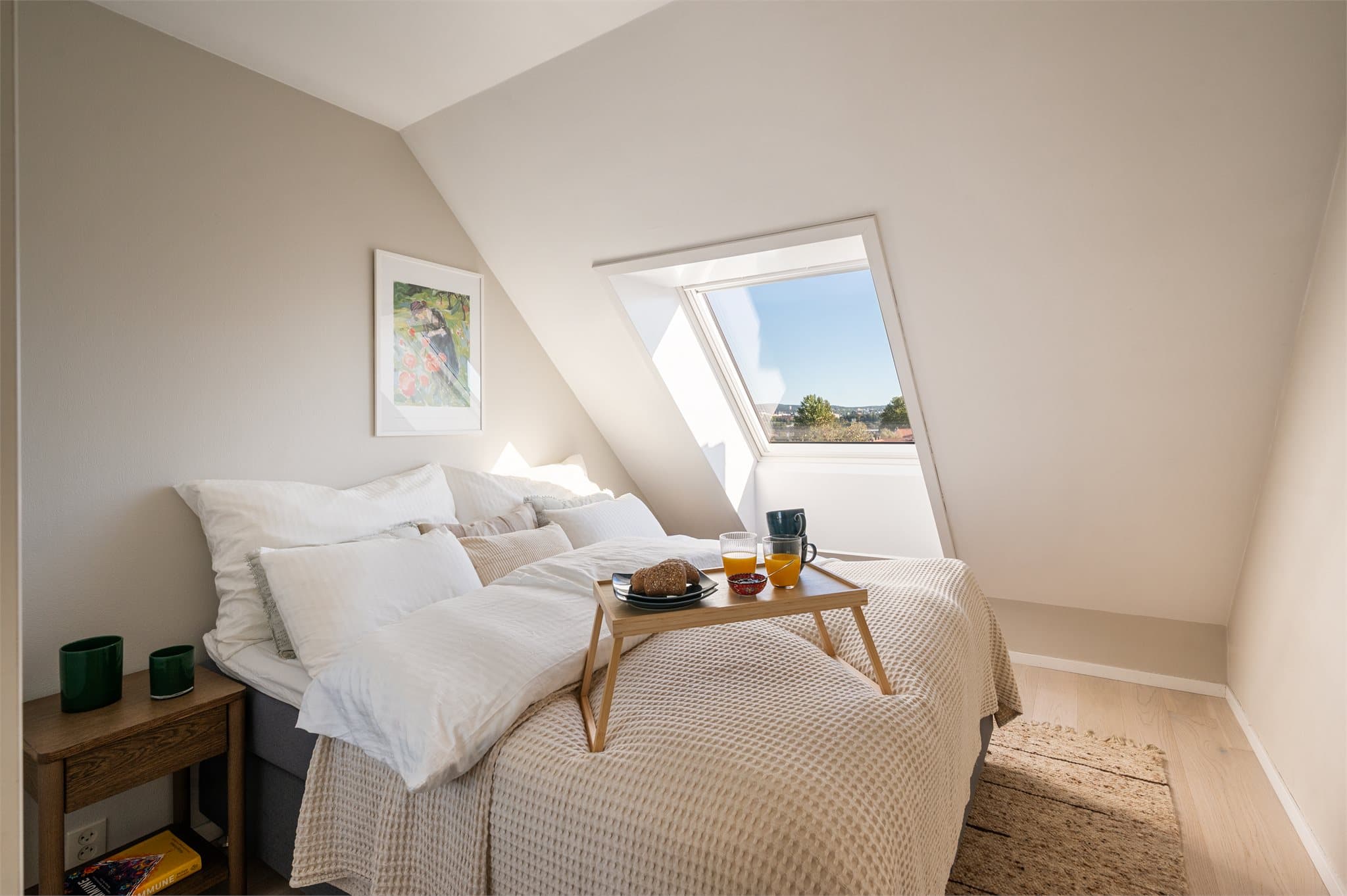 Hovedsoverommet er et lyst og trivelig rom med plass til dobbeltseng.