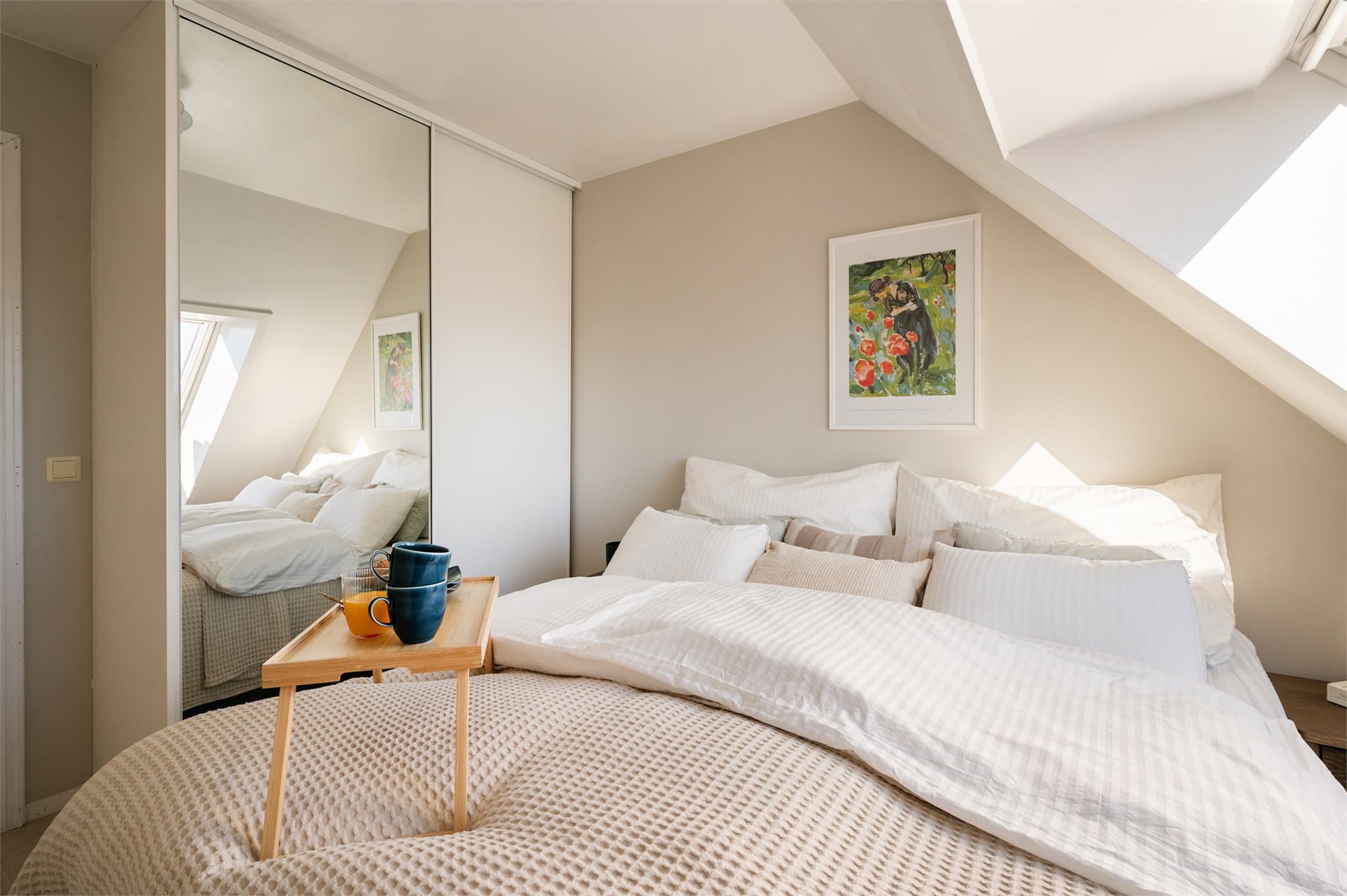 En stor skyvedørsgarderobe med speilfronter gir rikelig med oppbevaringsplass.