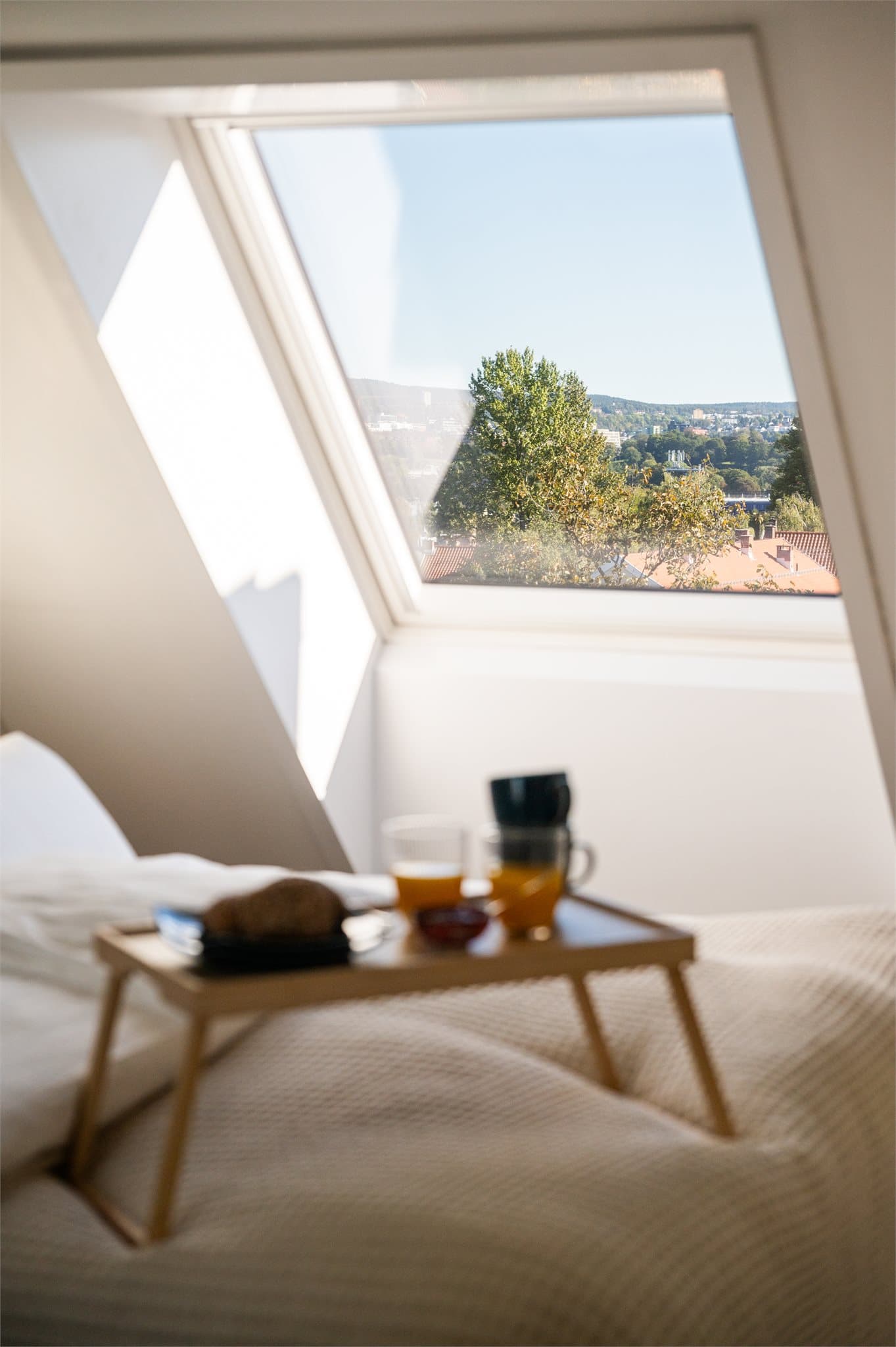 Takvinduet rammer inn utsikten og slipper inn mye lys.