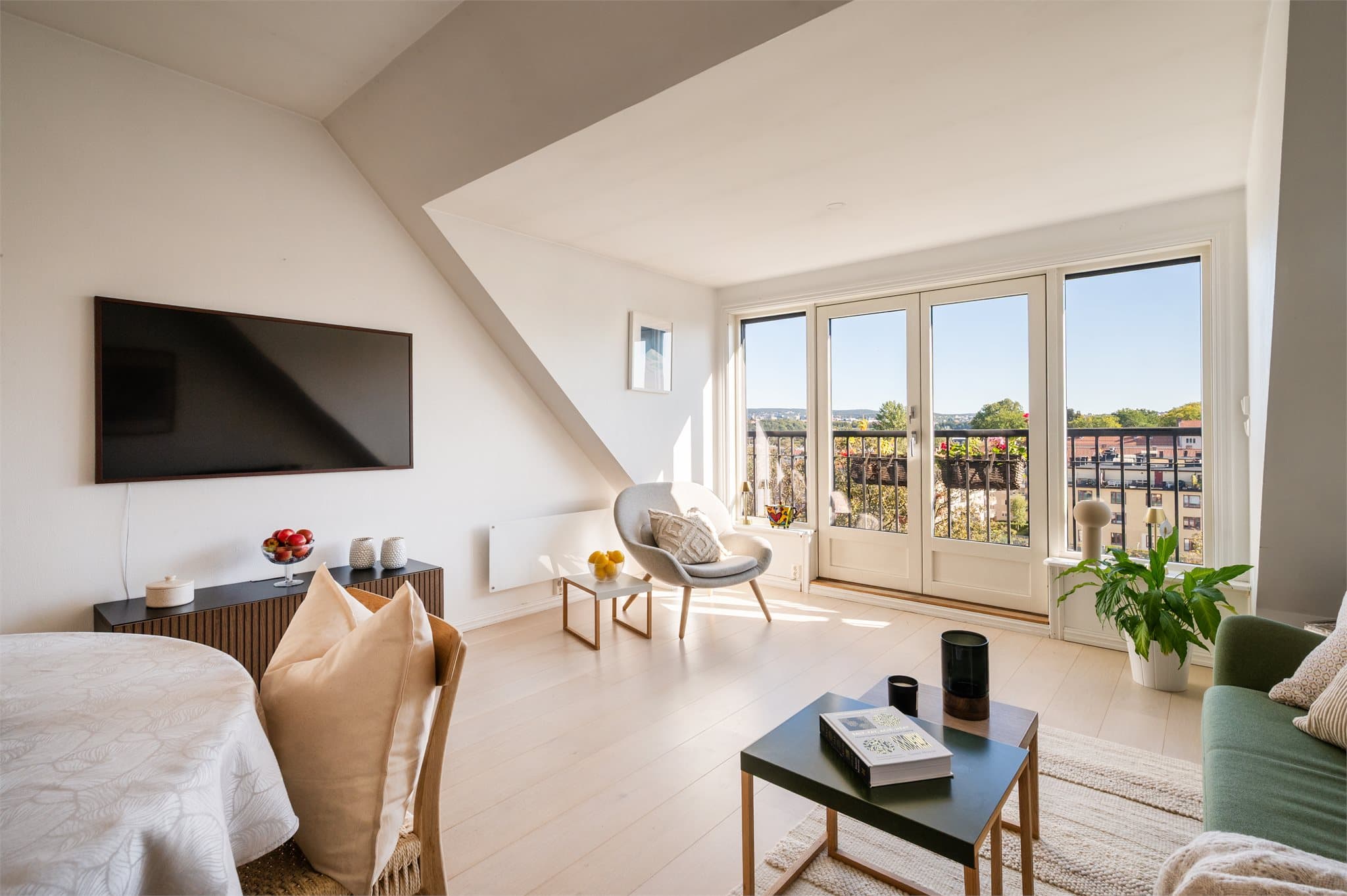 Stuen er leilighetens sentrale rom, med plass til både sofagruppe og spisebord.