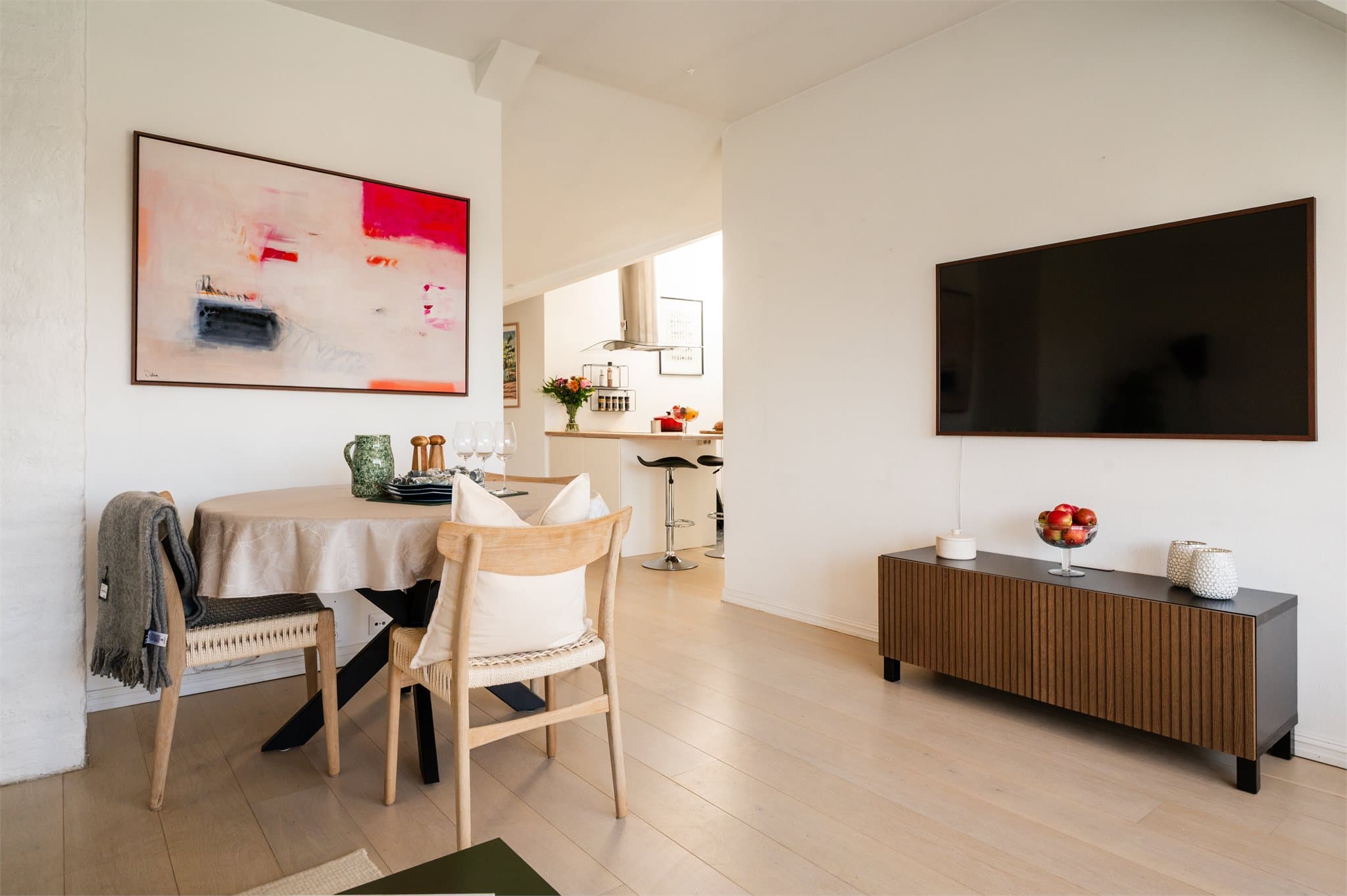 Spiseplassen er plassert i tilknytning til kjøkkenet, ideelt for sosiale sammenkomster.