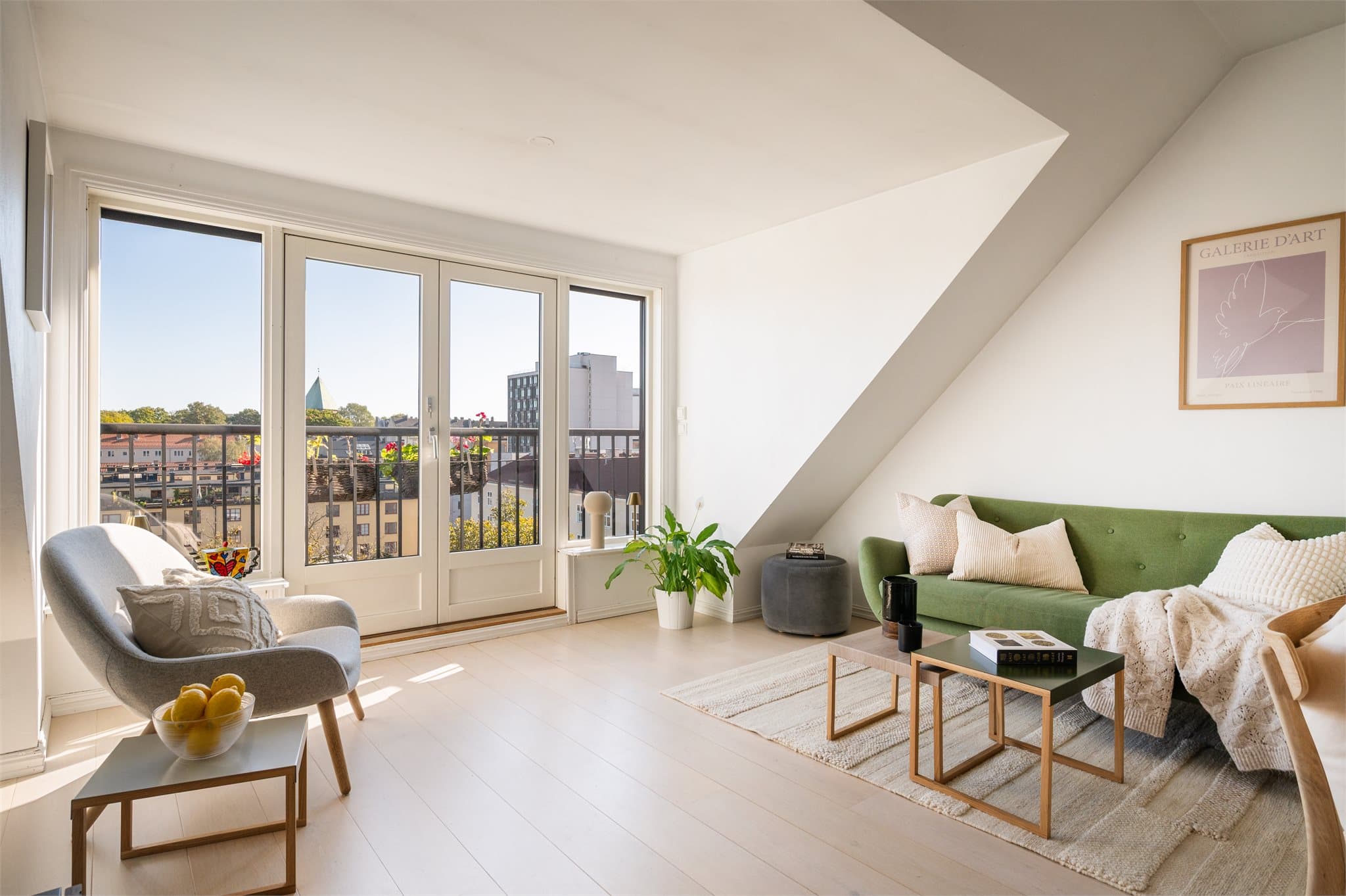 Dobbeltdørene åpner opp mot en fransk luftebalkong på ca. 2 kvm.