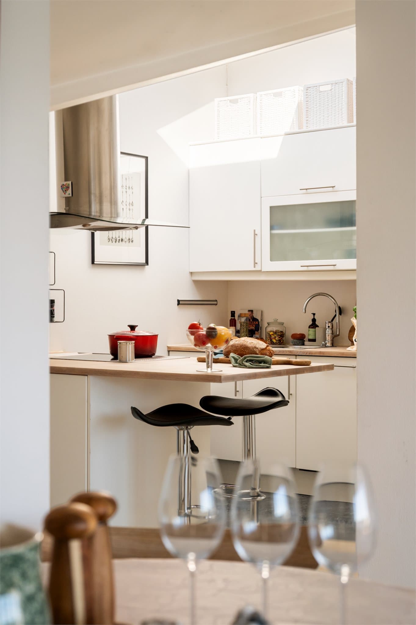 Kjøkkenøya fungerer som en naturlig samlingsplass og gir ekstra arbeids- og spiseplass.