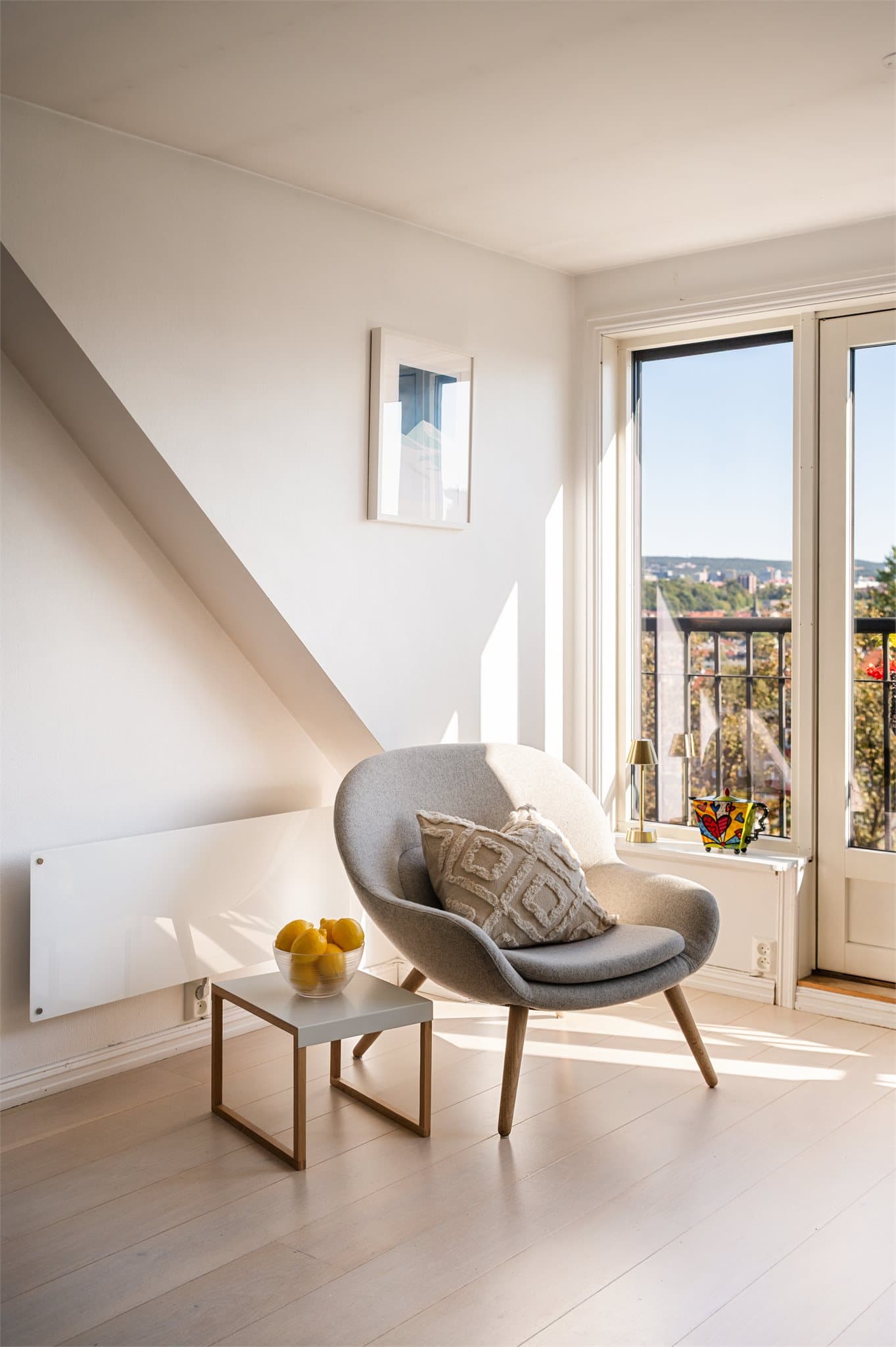 De store vindusflatene slipper inn godt med dagslys.