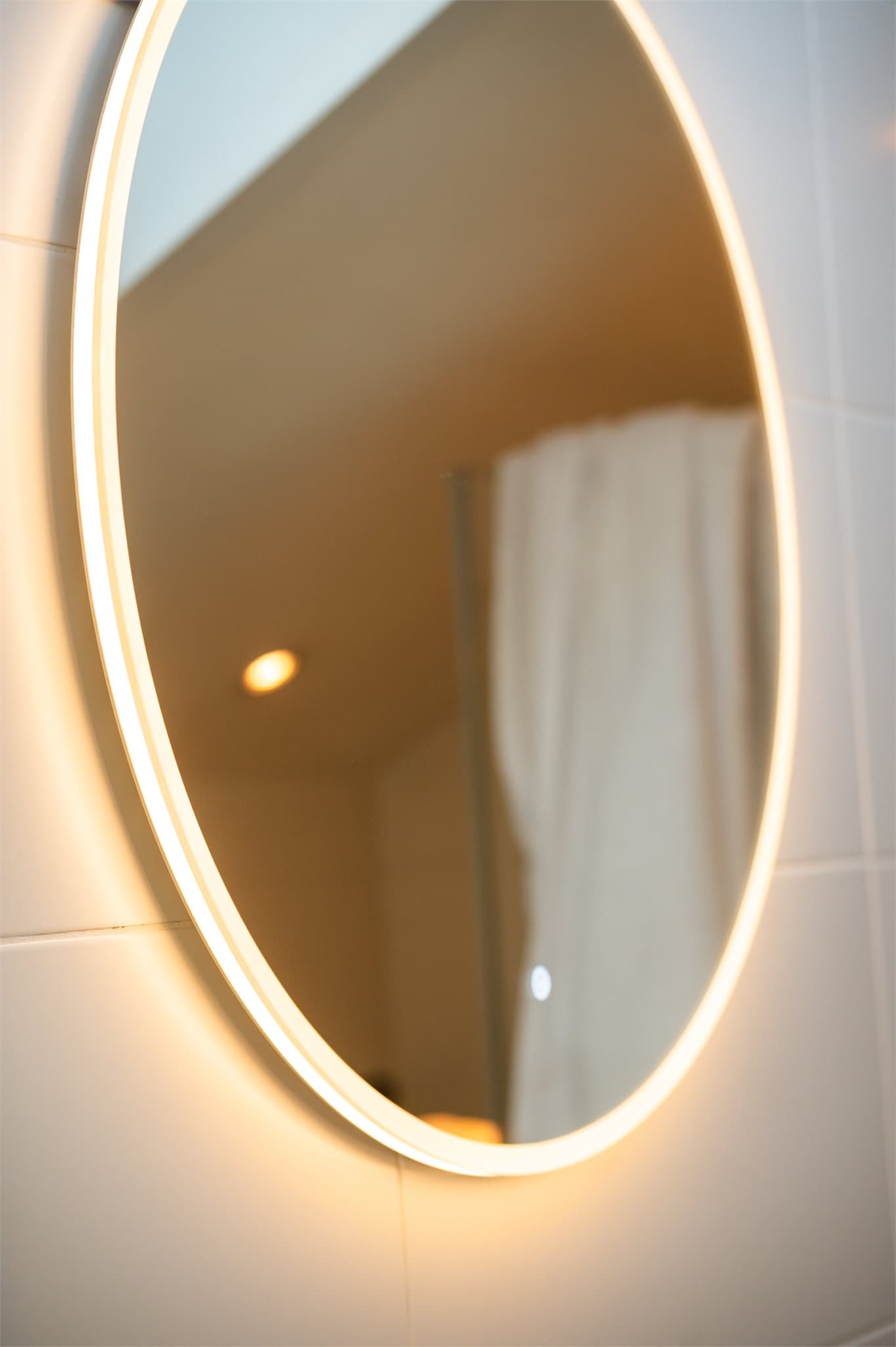 Det er varmekabler i gulvet for ekstra komfort, og downlights i himlingen.