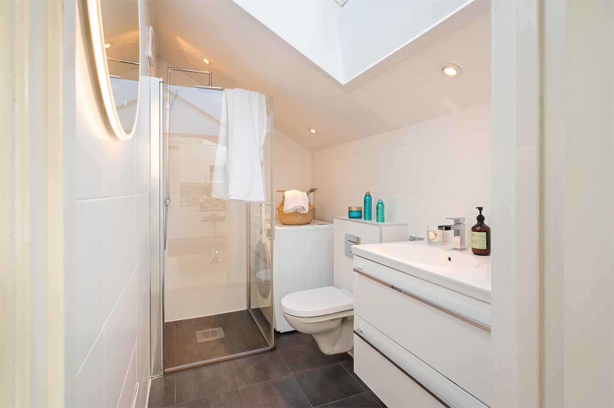 Badet ble modernisert i 2014 og fremstår med flislagte overflater.