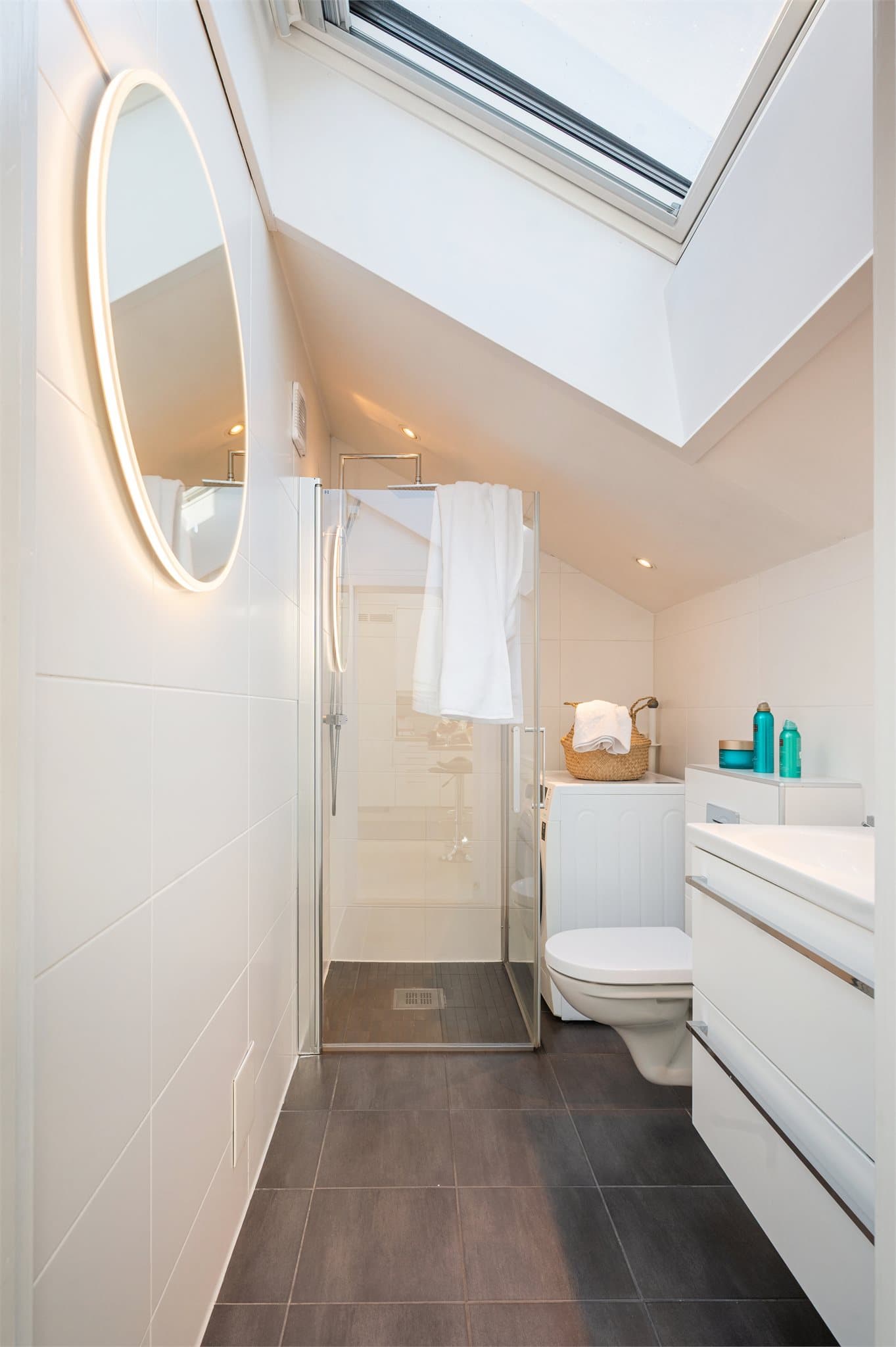 Her er det en nedsenket dusjnisje, vegghengt toalett og opplegg for vaskemaskin.