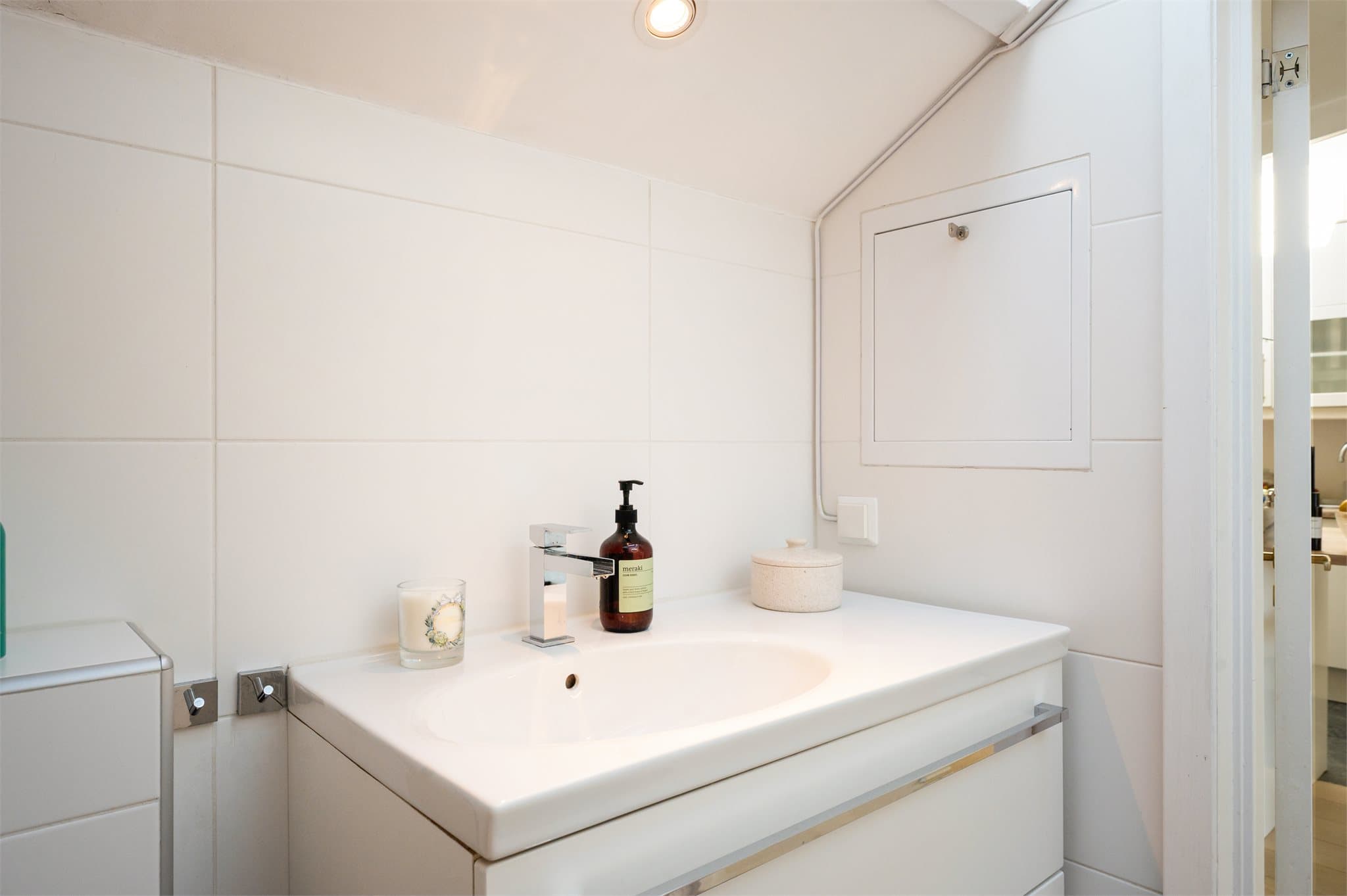 Servant med skuffeinnredning og fordelerskap for "rør i rør"-systemet er plassert her.