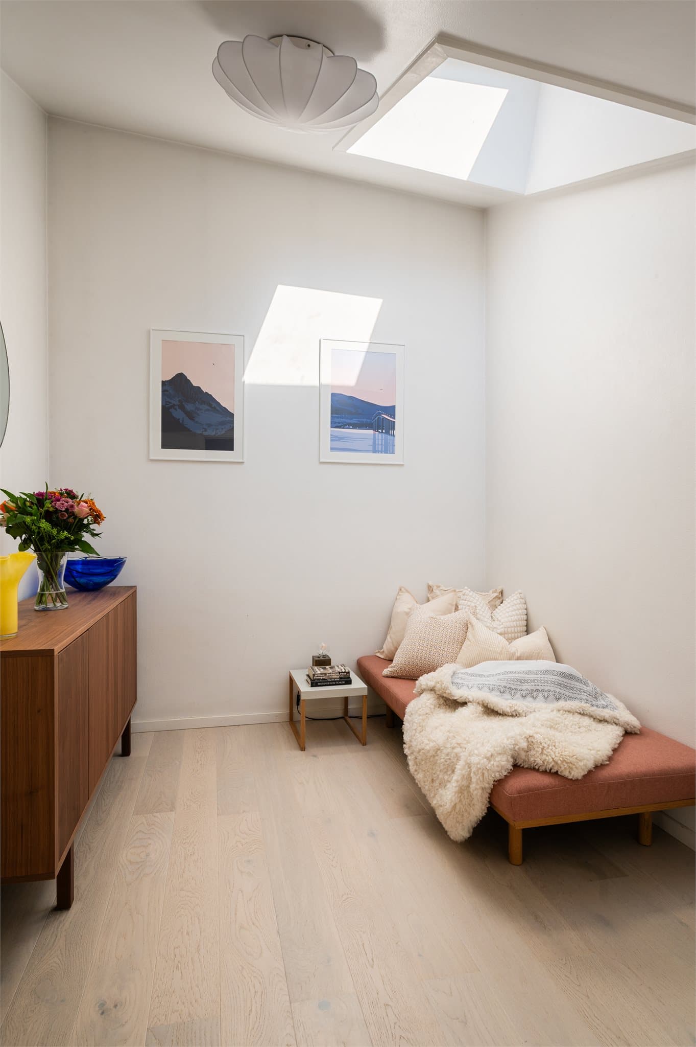 Leilighetens andre soverom er et allsidig rom, ideelt som gjesterom, barnerom eller kontor.