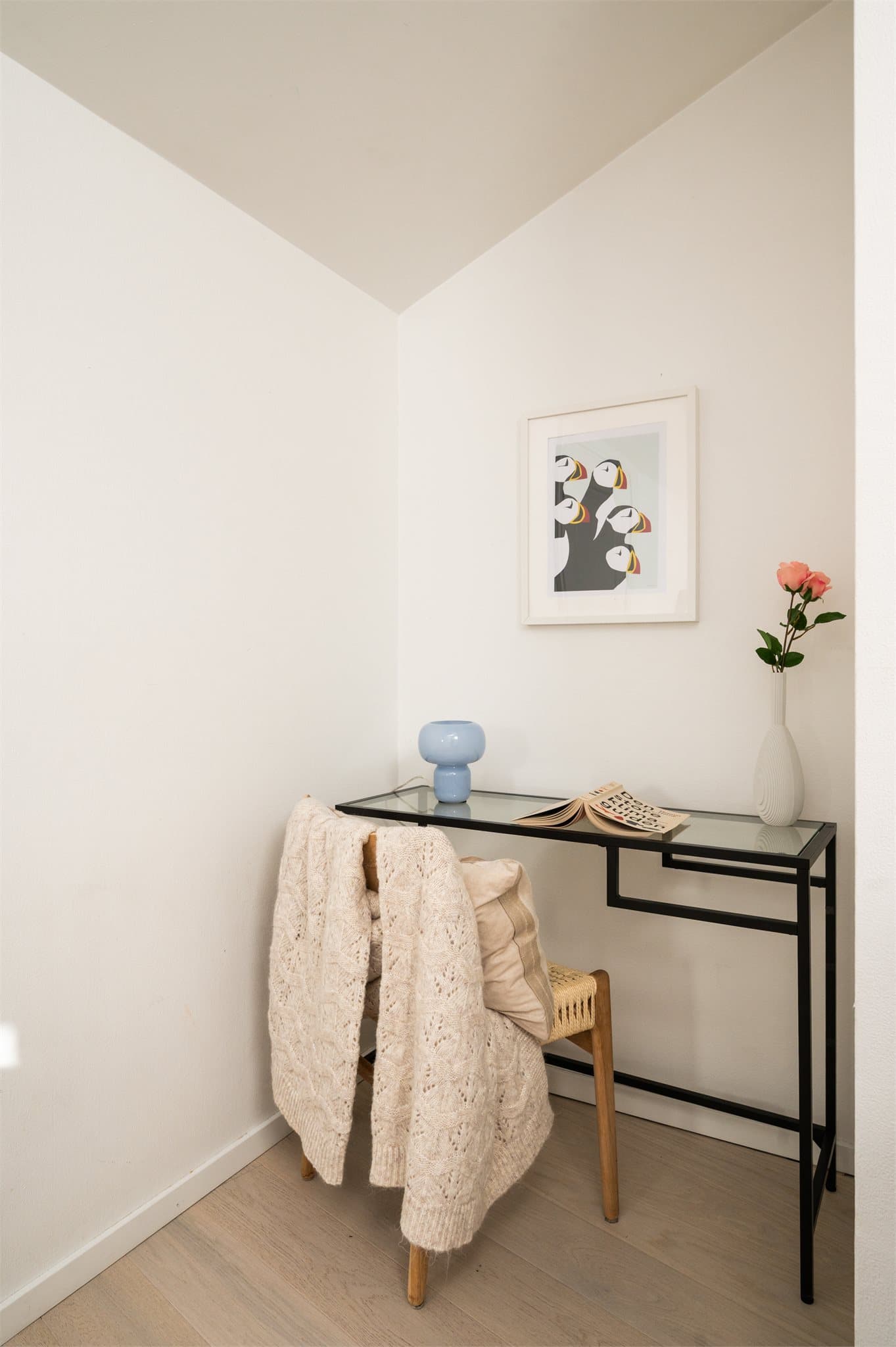 En liten krok gir mulighet for en smart arbeidsplass eller lesehjørne.