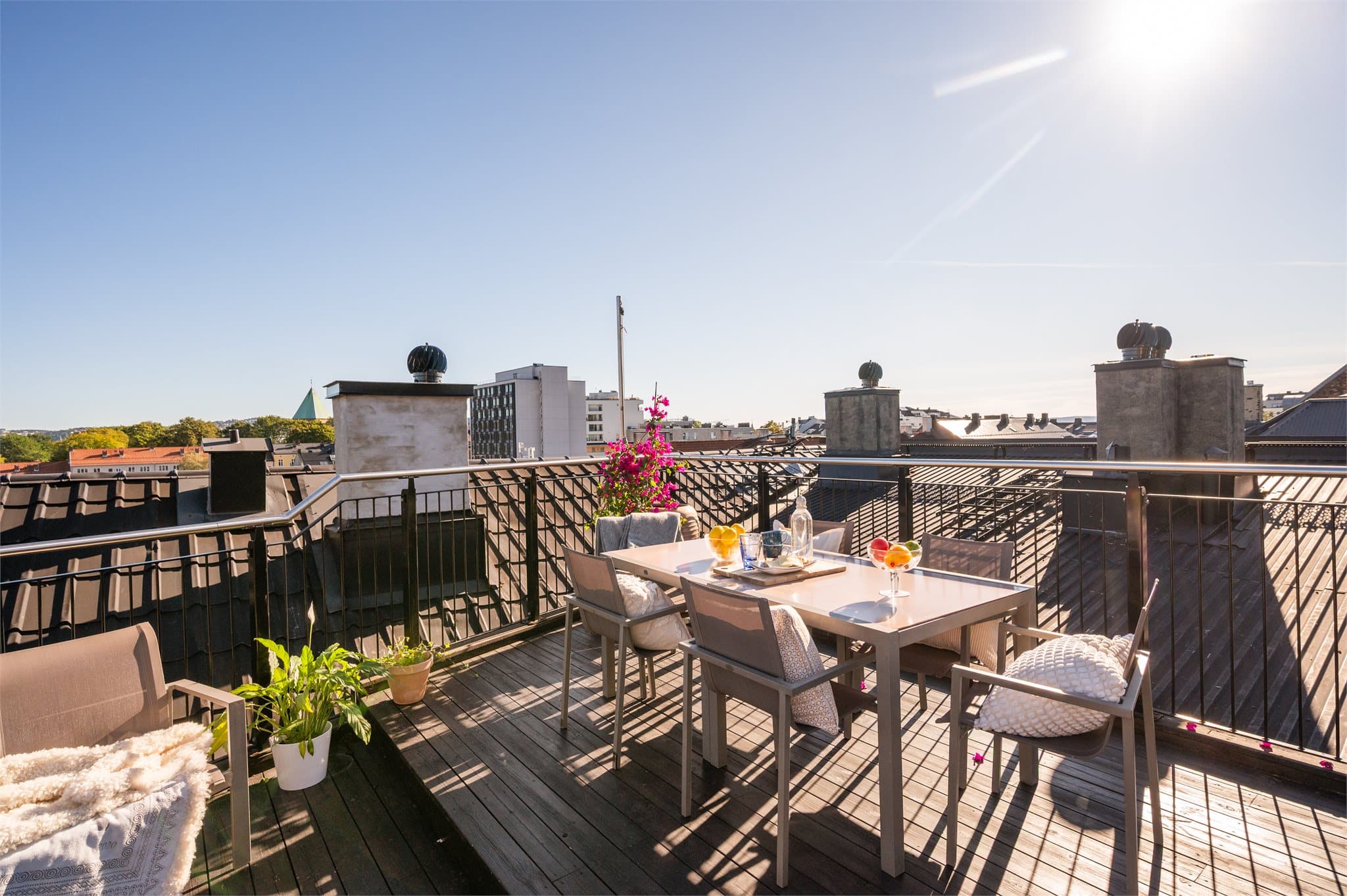 Bygget har en stor, felles takterrasse med gode solforhold og rikelig med plass.