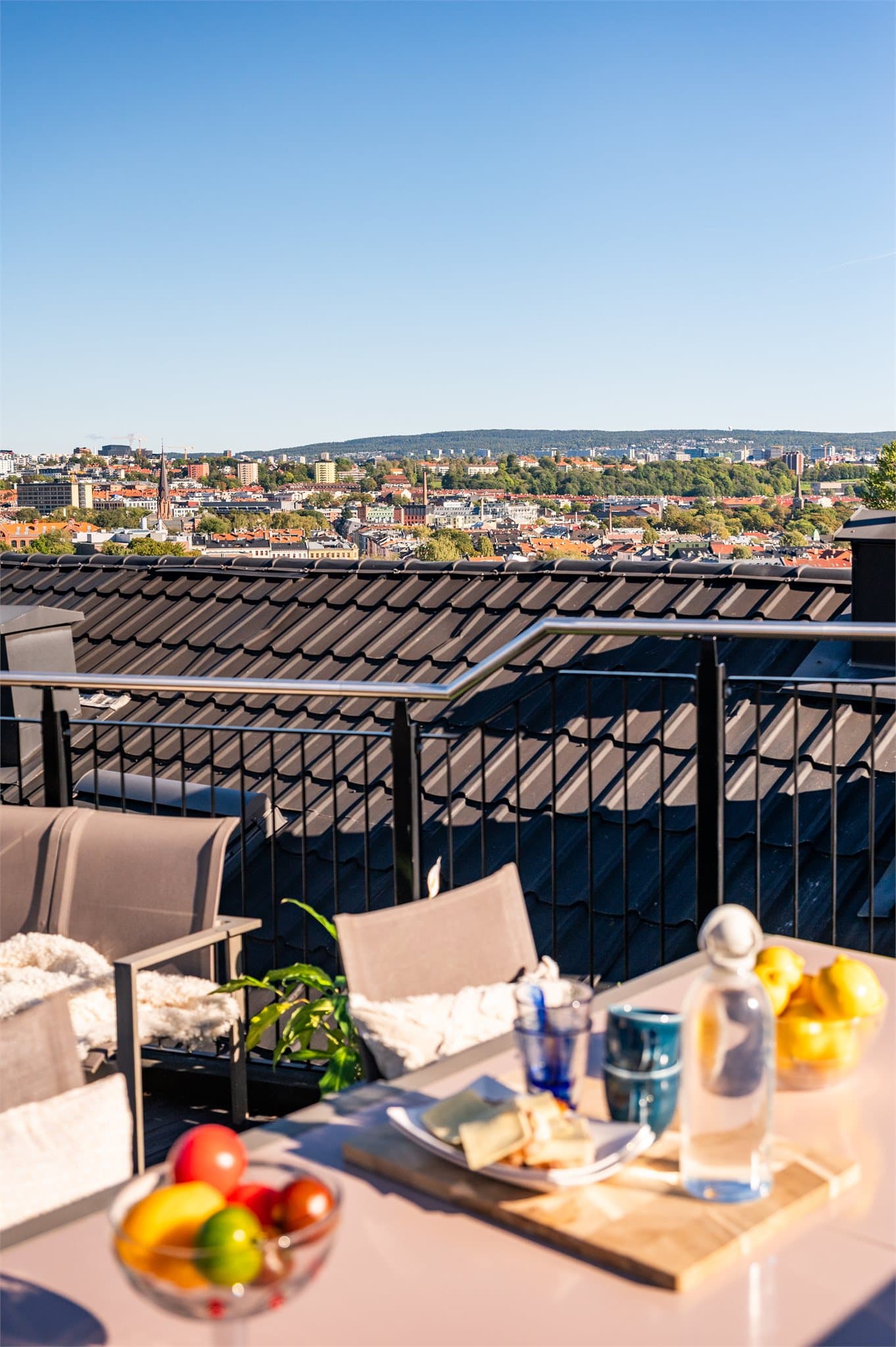 Takterrassen er et flott sted for å nyte solfylte dager i rolige omgivelser.