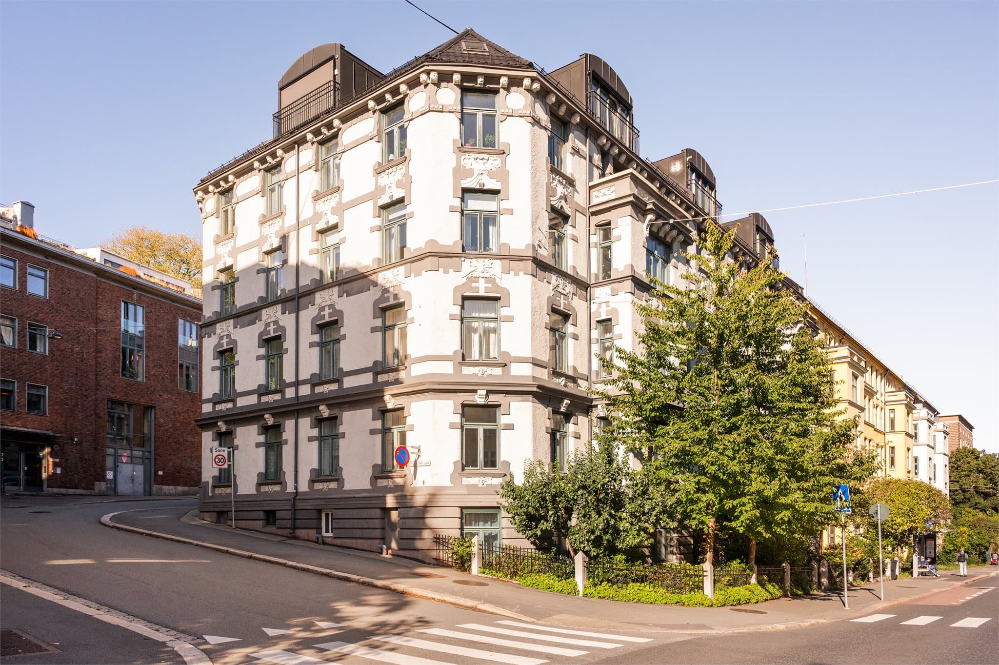 Leiligheten ligger i en klassisk bygård fra 1905, med en karakteristisk hjørnefasade.