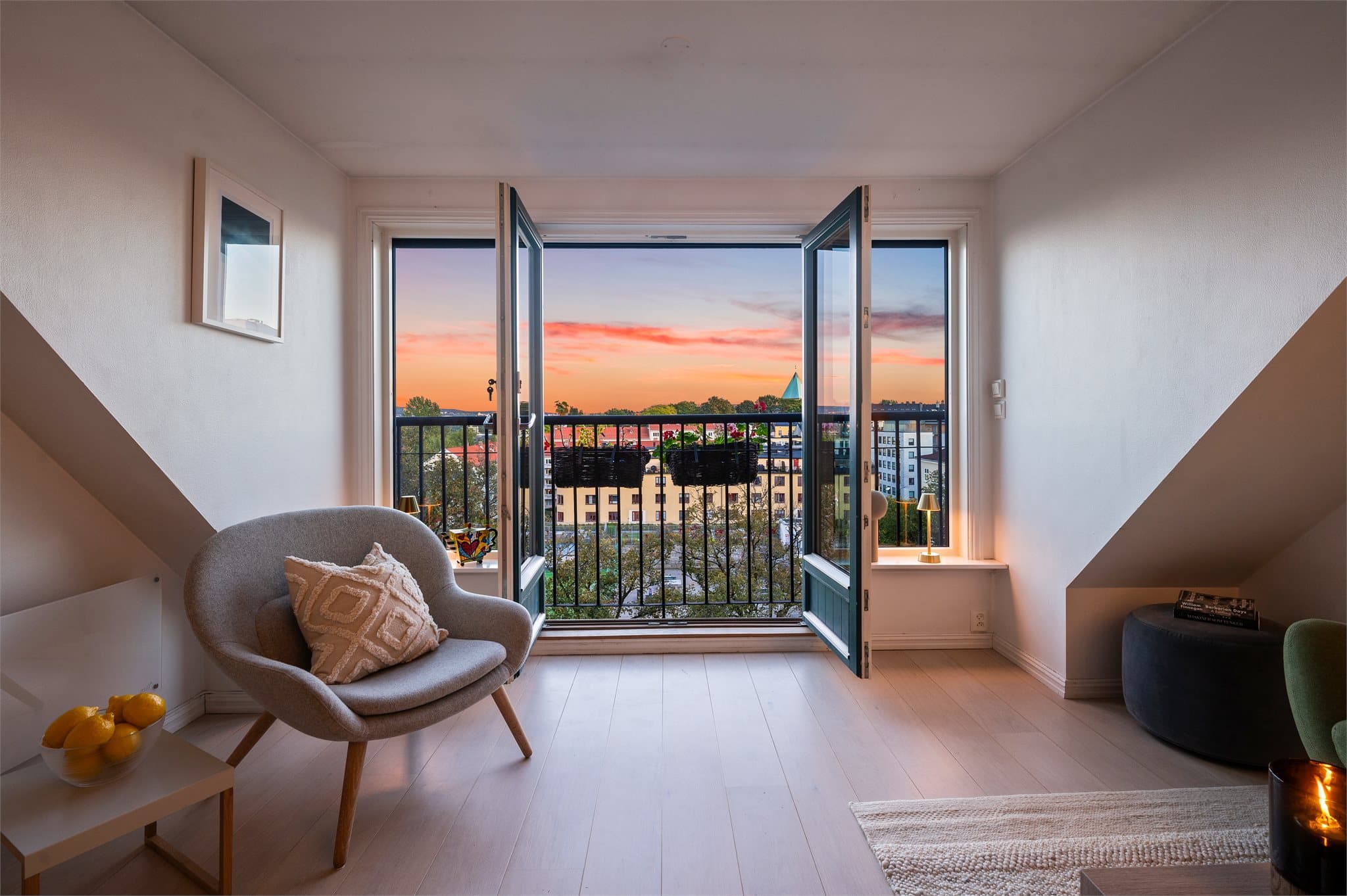 Den franske balkongen i stuen åpner opp mot bylivet og gir en luftig følelse.