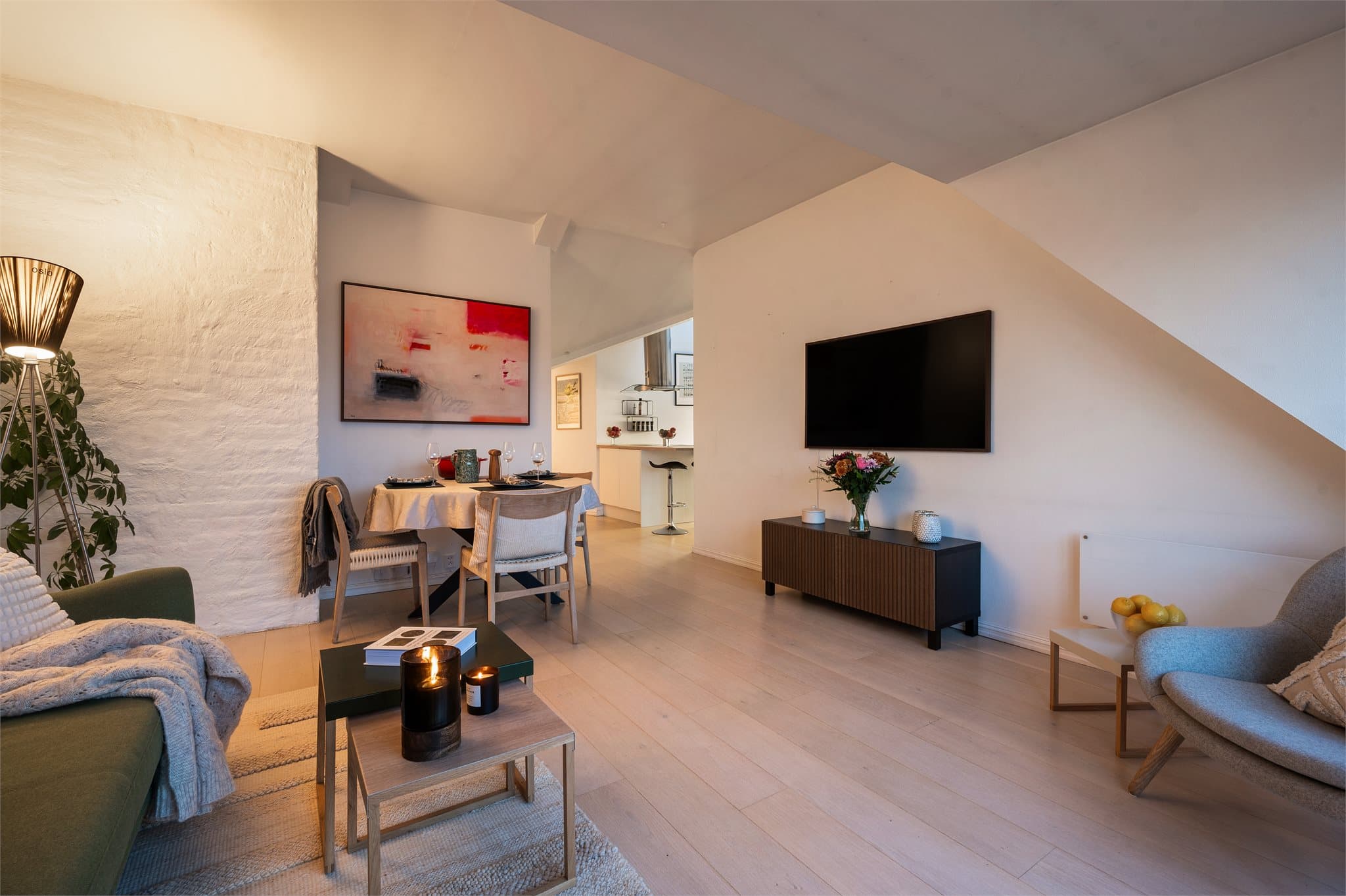 En eksponert murvegg tilfører rommet en rustikk og sjarmerende detalj.