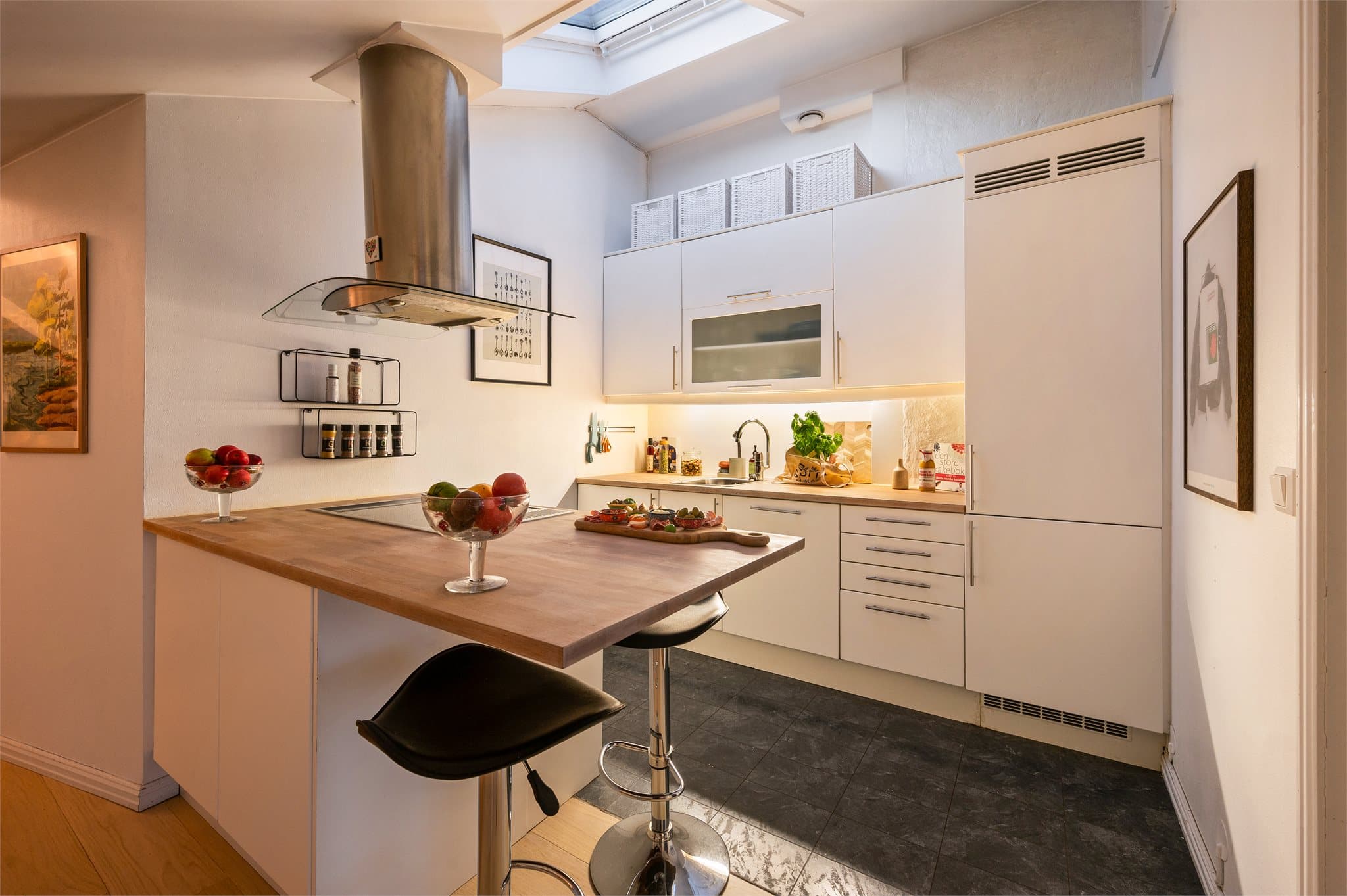 Kjøkkenventilatoren over øya er utstyrt med kullfilter.