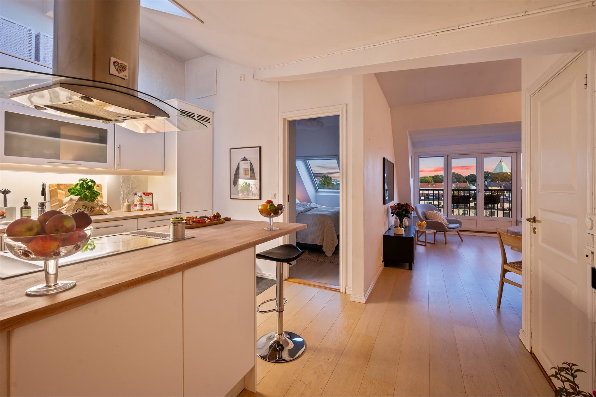 Den åpne løsningen gir en god romfølelse og fin siktlinje gjennom leiligheten.