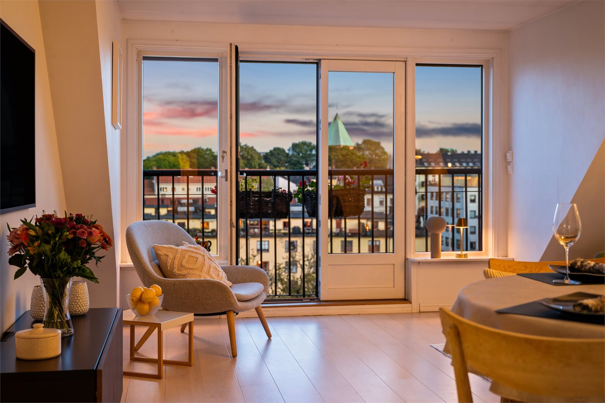 Fra stuen har man en fin utsikt over byens tak og himmel. Herfra ser man ut over de klassiske bygårdene i nabolaget.