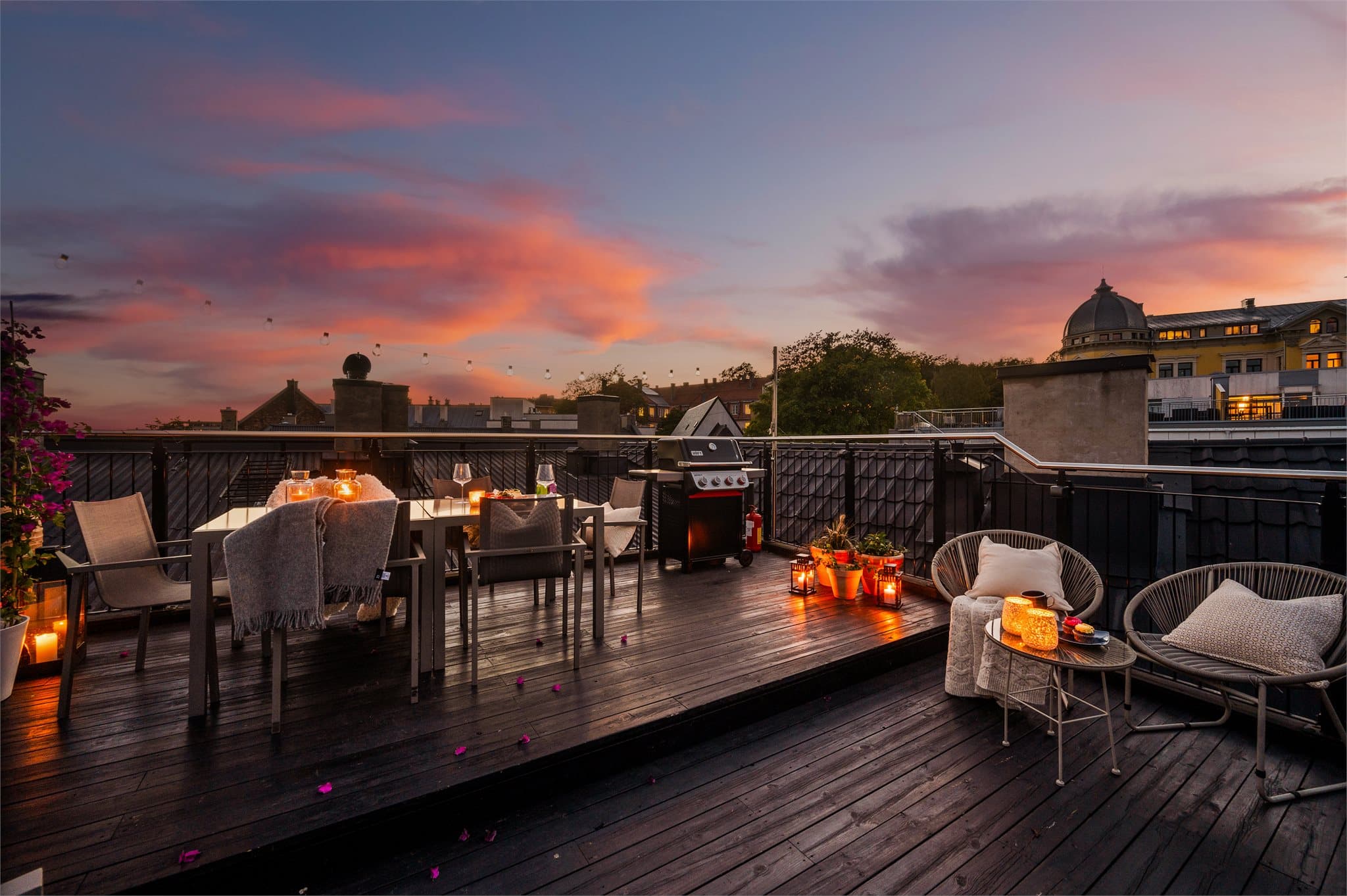 Kveldsstemningen på takterrassen er unik, med utsikt over byens lys.